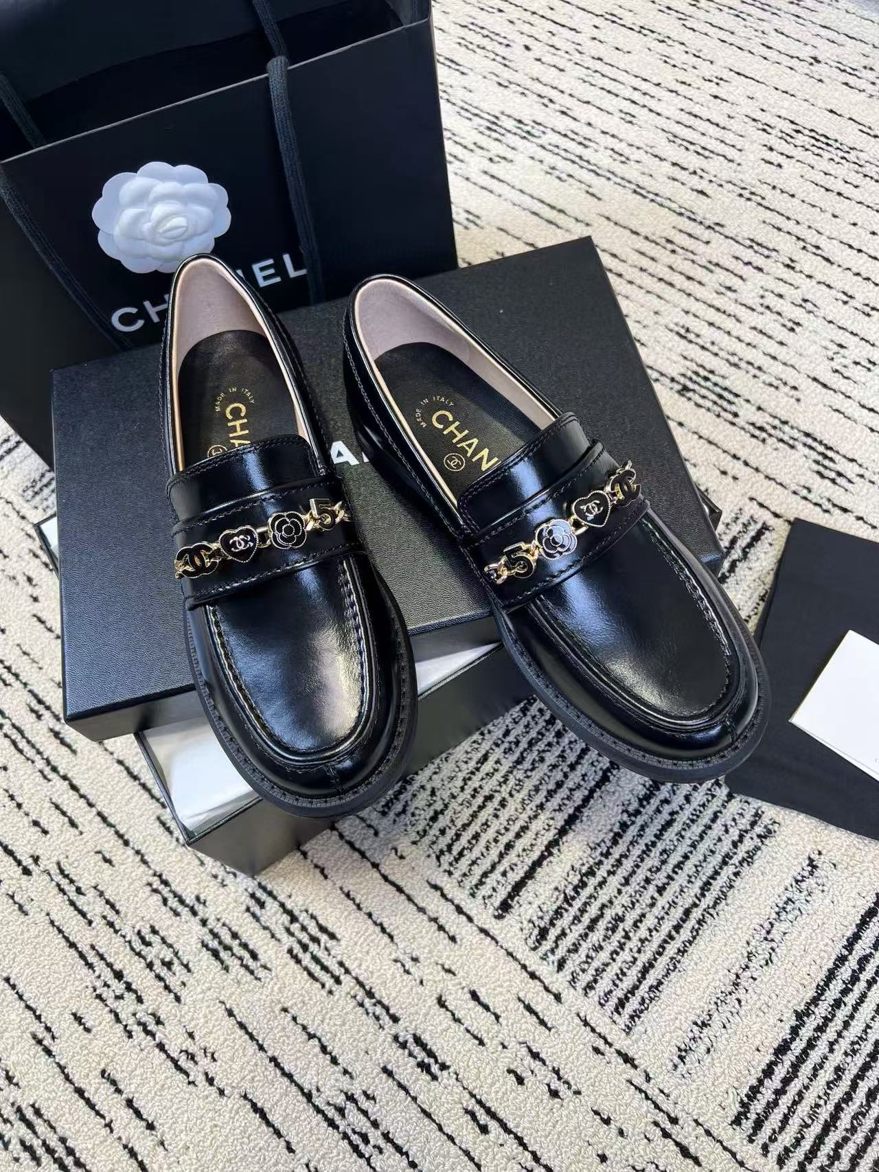 CHANE1 上質なカメリアハート型レザーローファー【50％割引+送料無料】