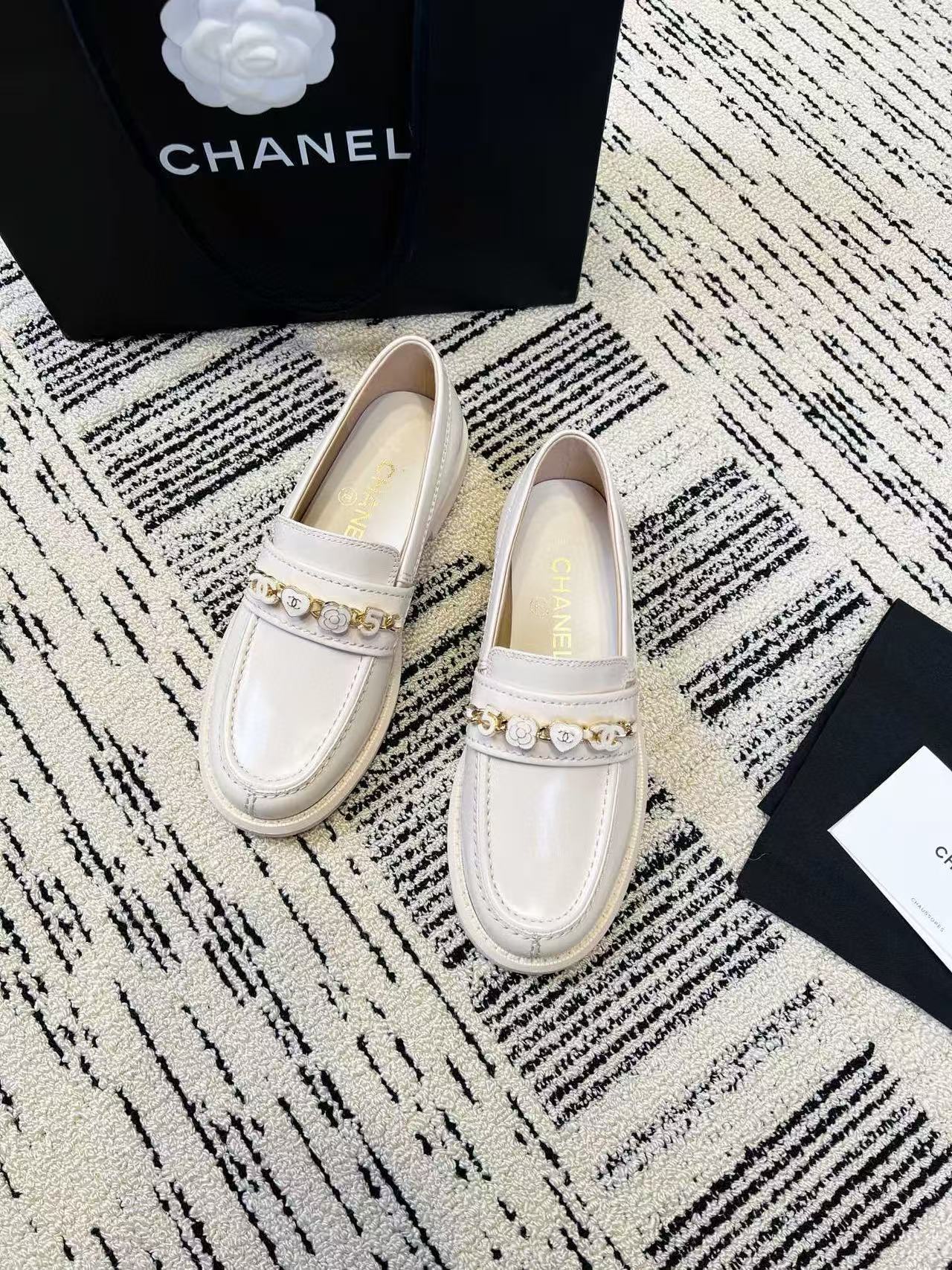 CHANE1 上質なカメリアハート型レザーローファー【50％割引+送料無料】