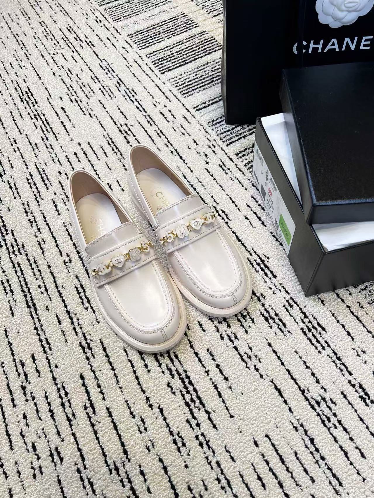 CHANE1 上質なカメリアハート型レザーローファー【50％割引+送料無料】