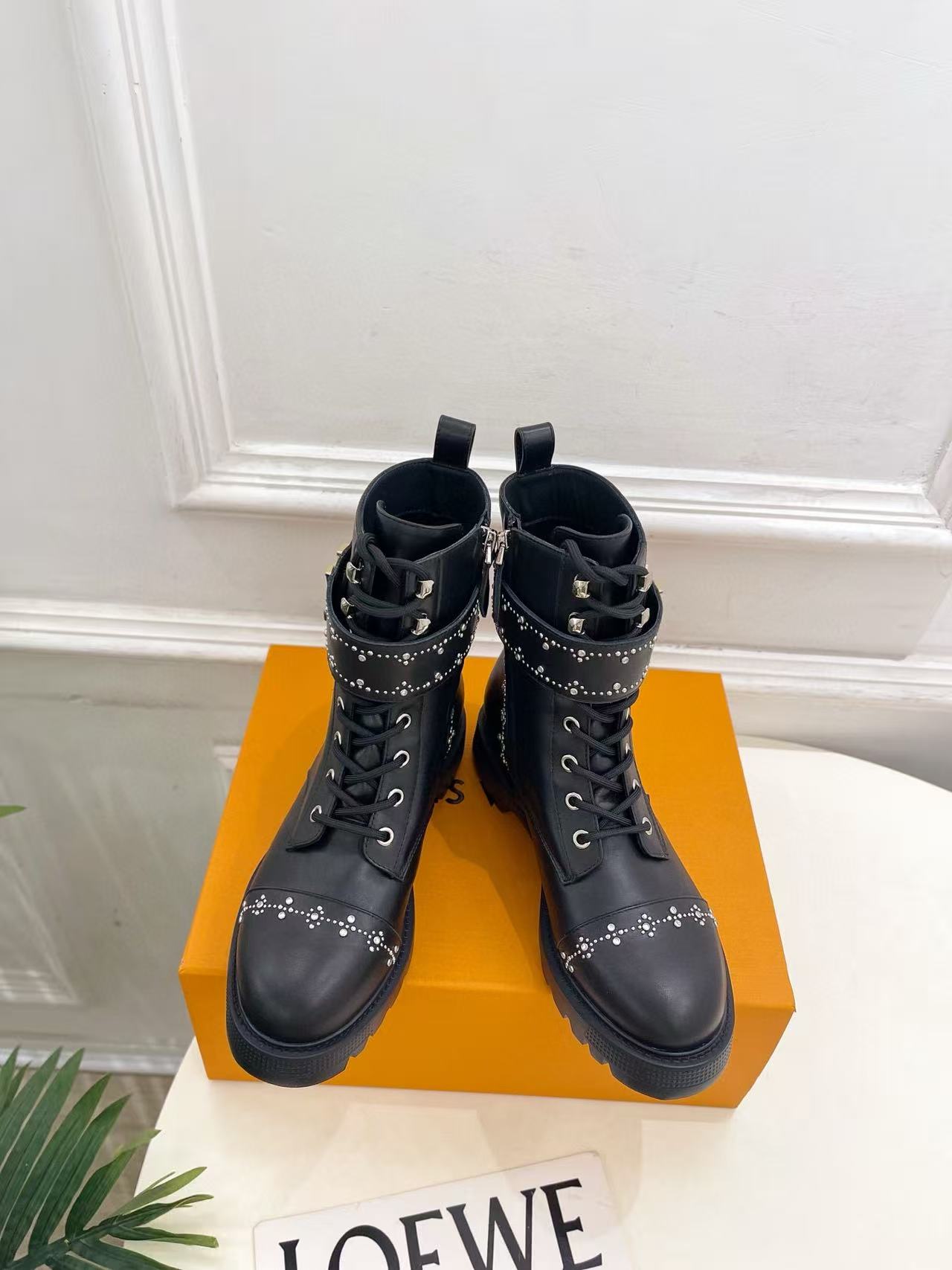 LVの高品質ラインストーンスタッズ付きマーティンブーツ【50％割引+送料無料】