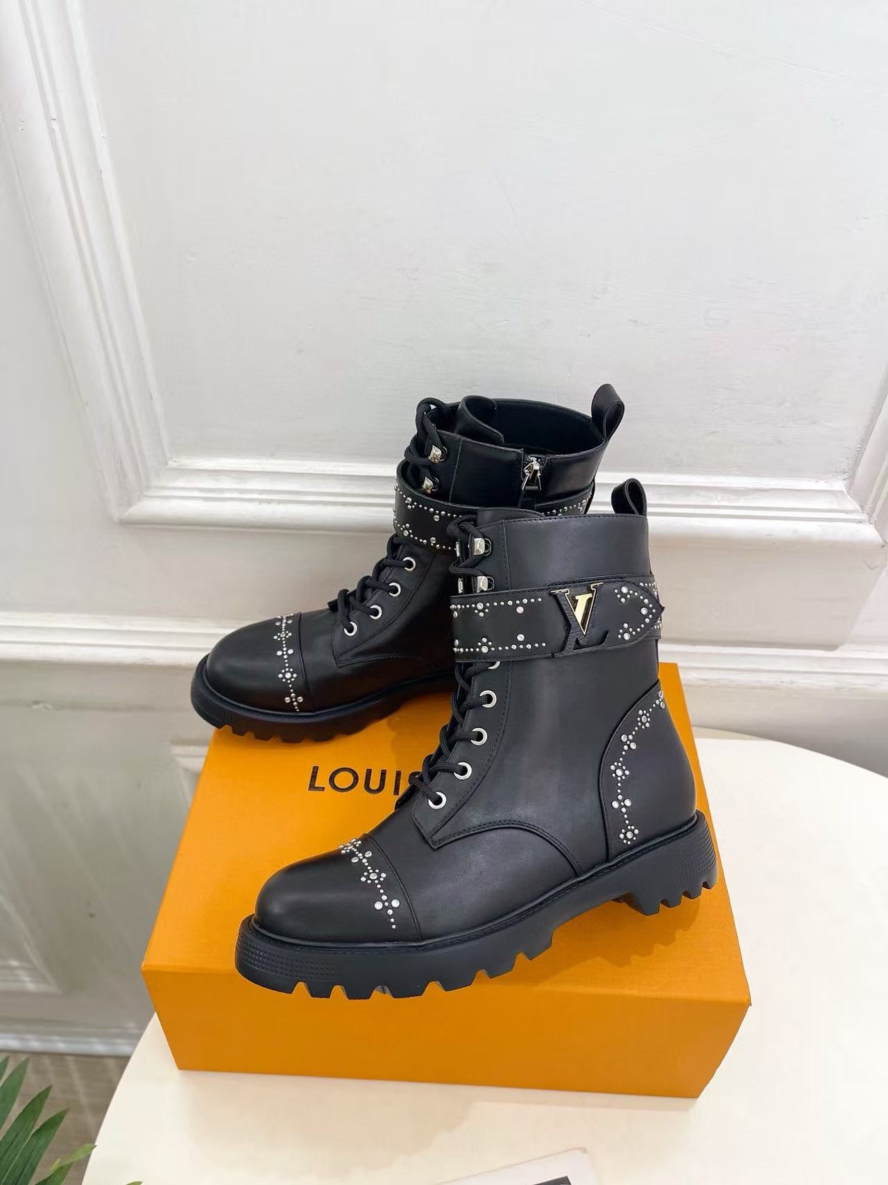 LVの高品質ラインストーンスタッズ付きマーティンブーツ【50％割引+送料無料】