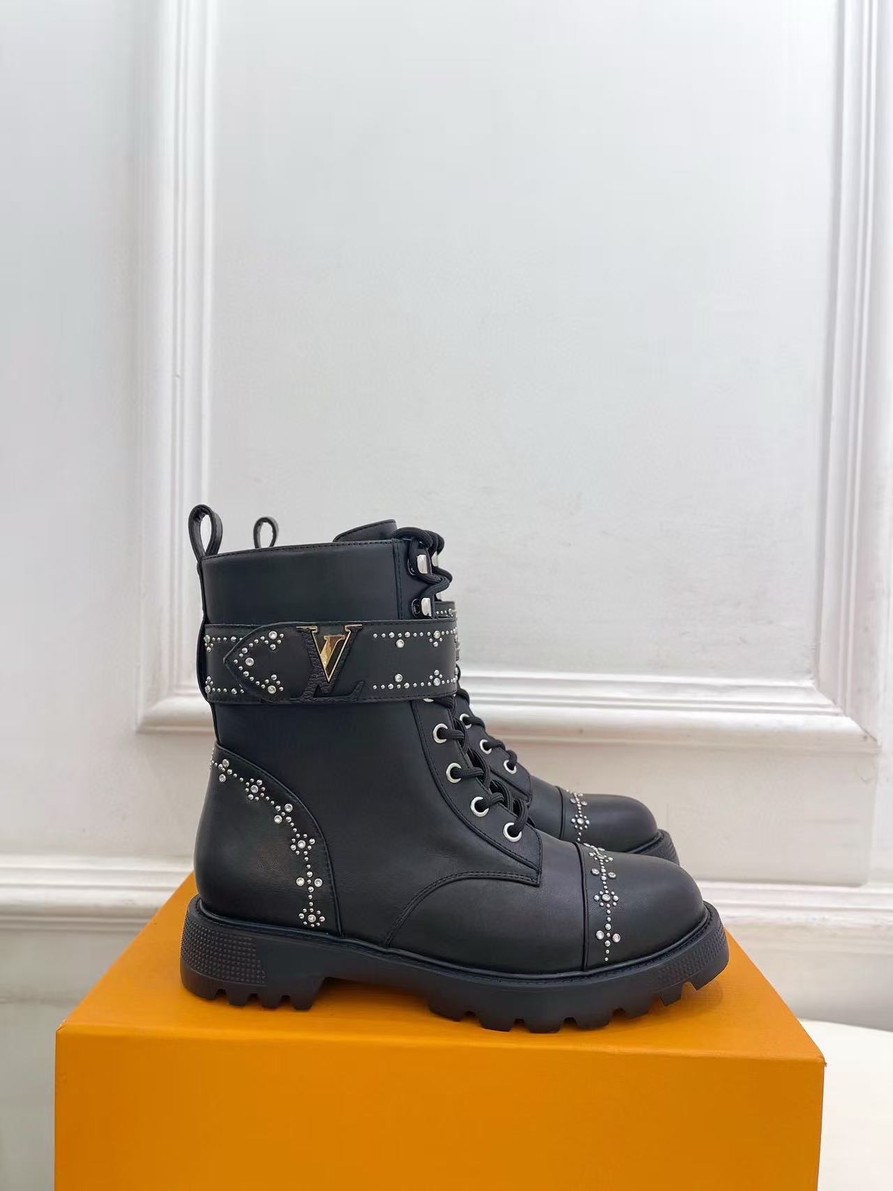 LVの高品質ラインストーンスタッズ付きマーティンブーツ【50％割引+送料無料】