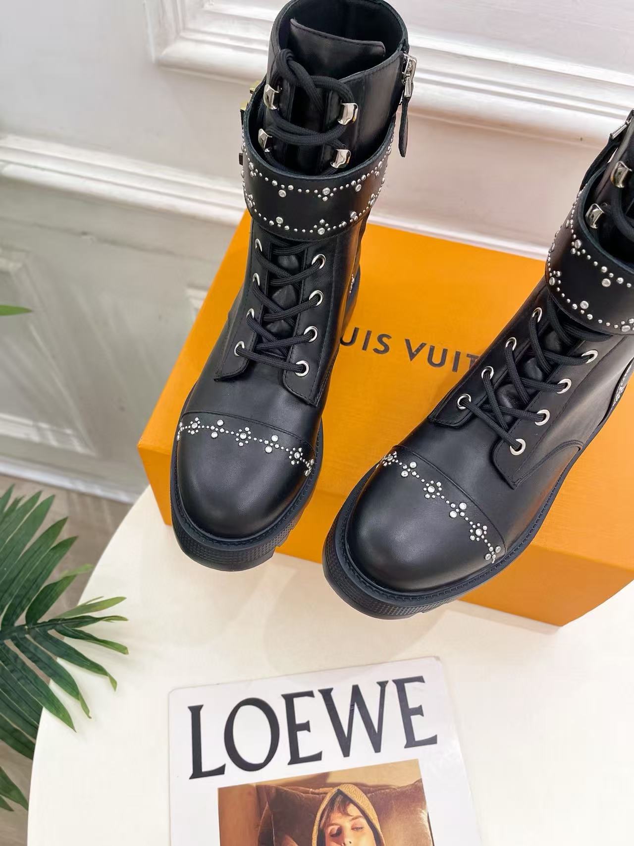LVの高品質ラインストーンスタッズ付きマーティンブーツ【50％割引+送料無料】