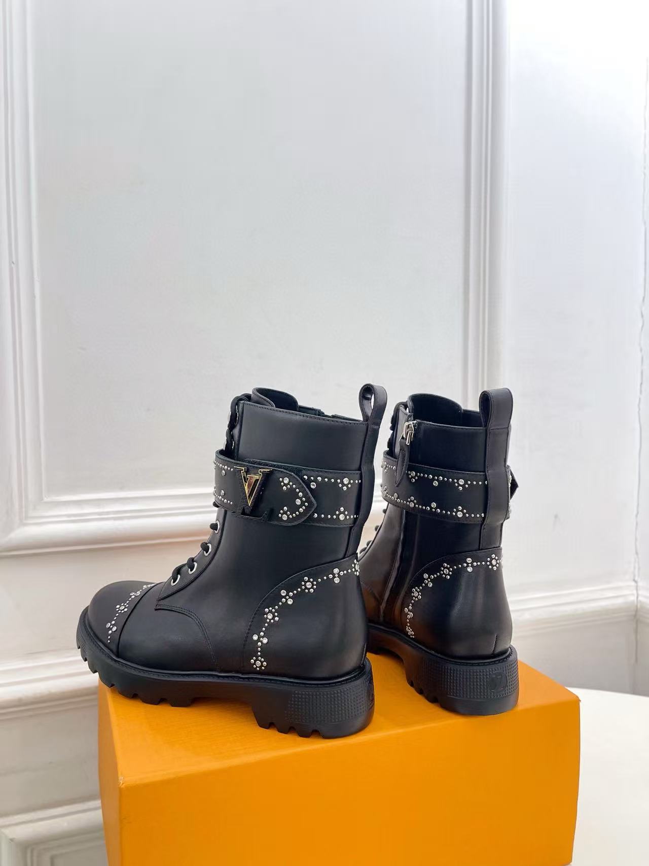 LVの高品質ラインストーンスタッズ付きマーティンブーツ【50％割引+送料無料】