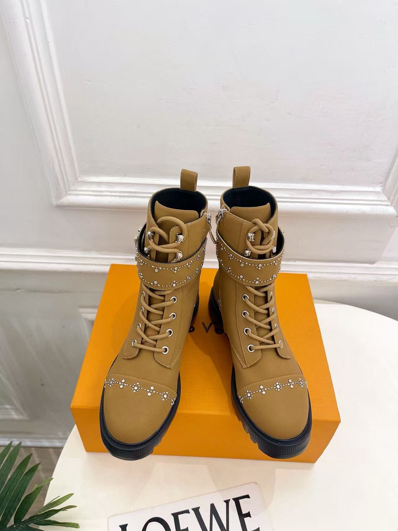 LVの高品質ラインストーンスタッズ付きマーティンブーツ【50％割引+送料無料】