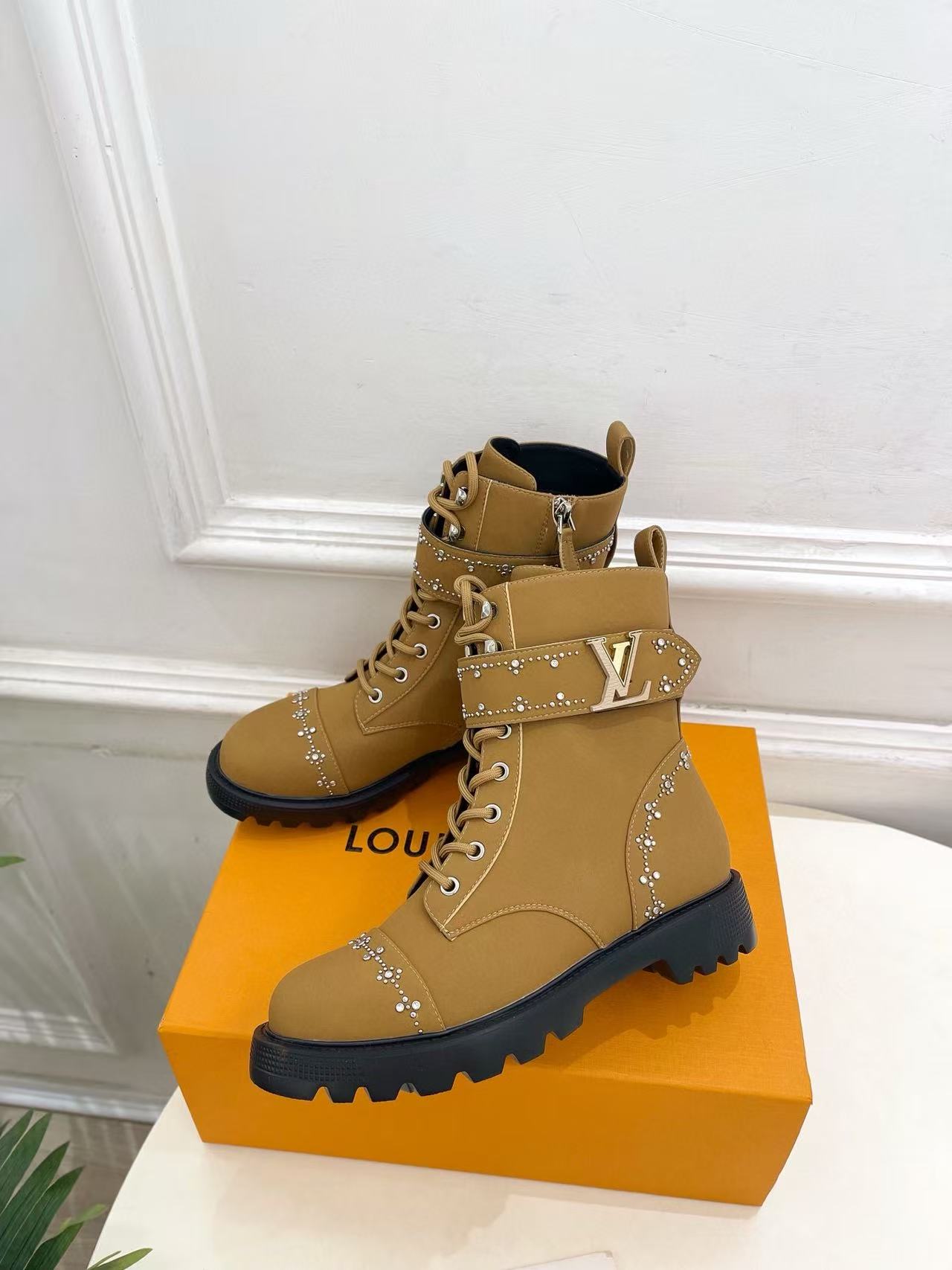 LVの高品質ラインストーンスタッズ付きマーティンブーツ【50％割引+送料無料】