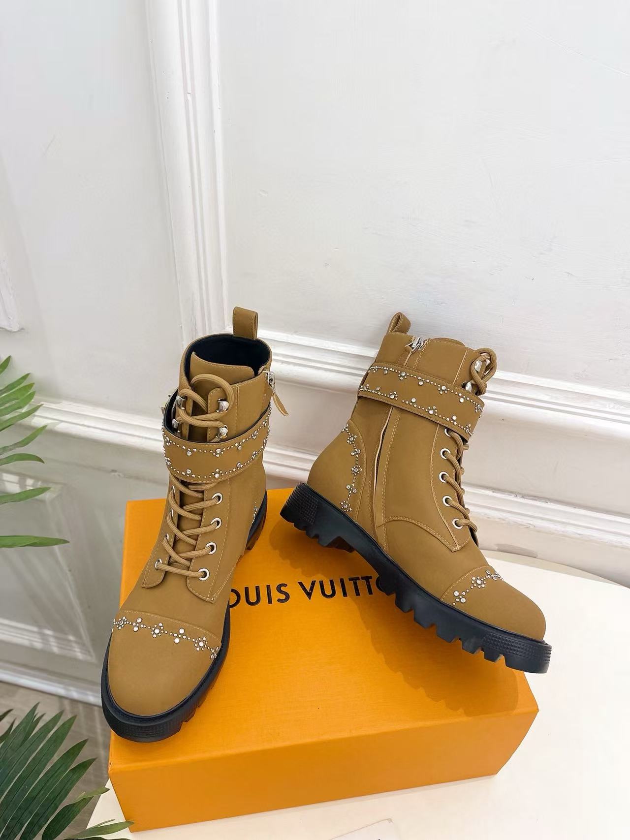 LVの高品質ラインストーンスタッズ付きマーティンブーツ【50％割引+送料無料】