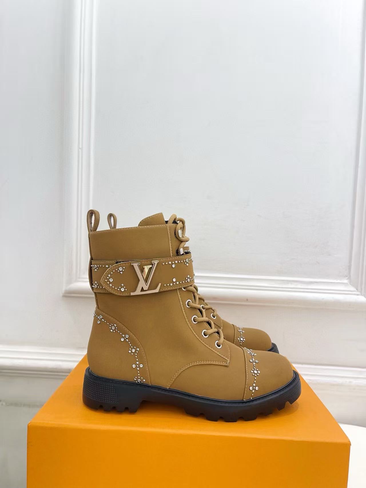 LVの高品質ラインストーンスタッズ付きマーティンブーツ【50％割引+送料無料】