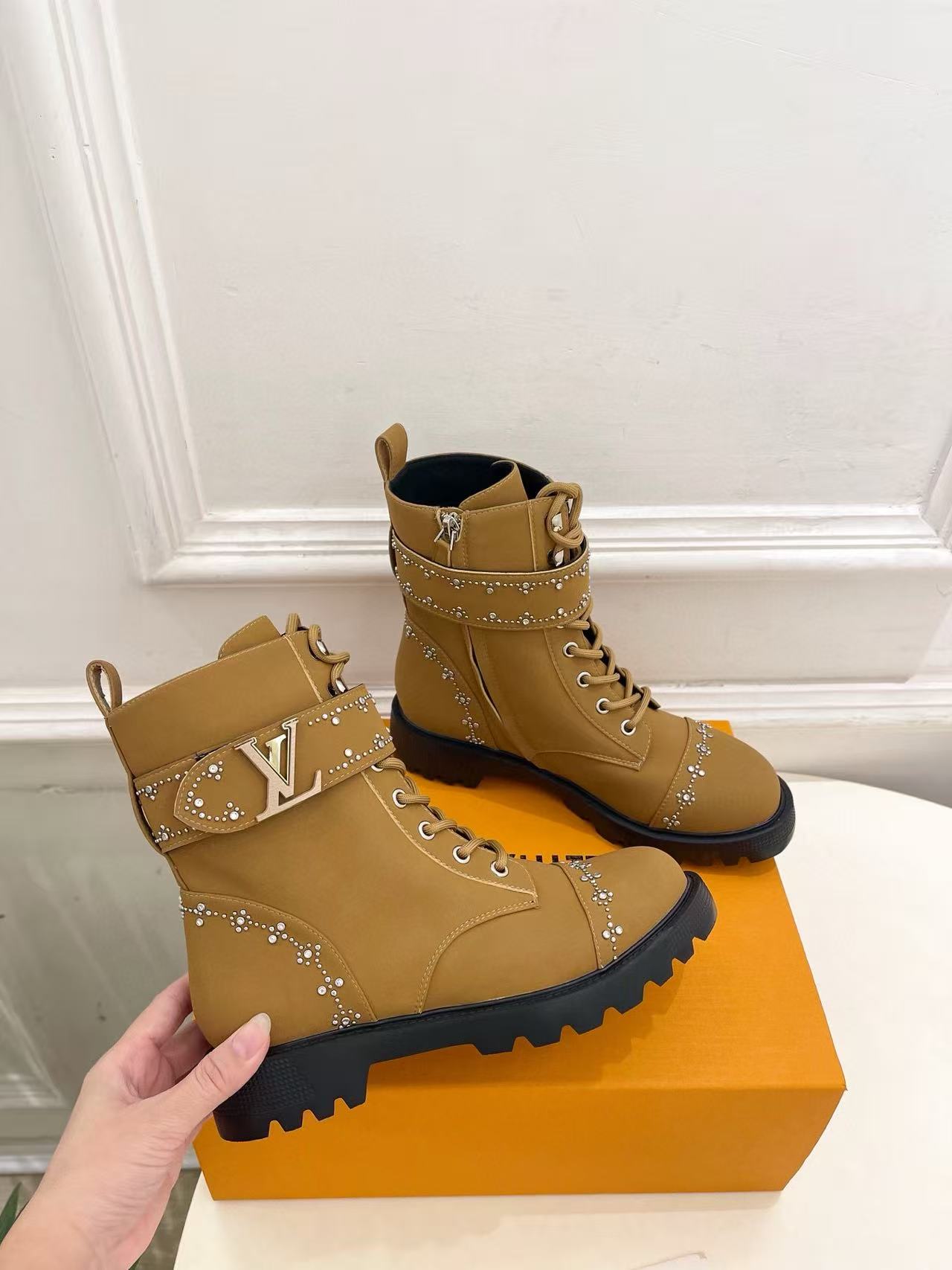 LVの高品質ラインストーンスタッズ付きマーティンブーツ【50％割引+送料無料】