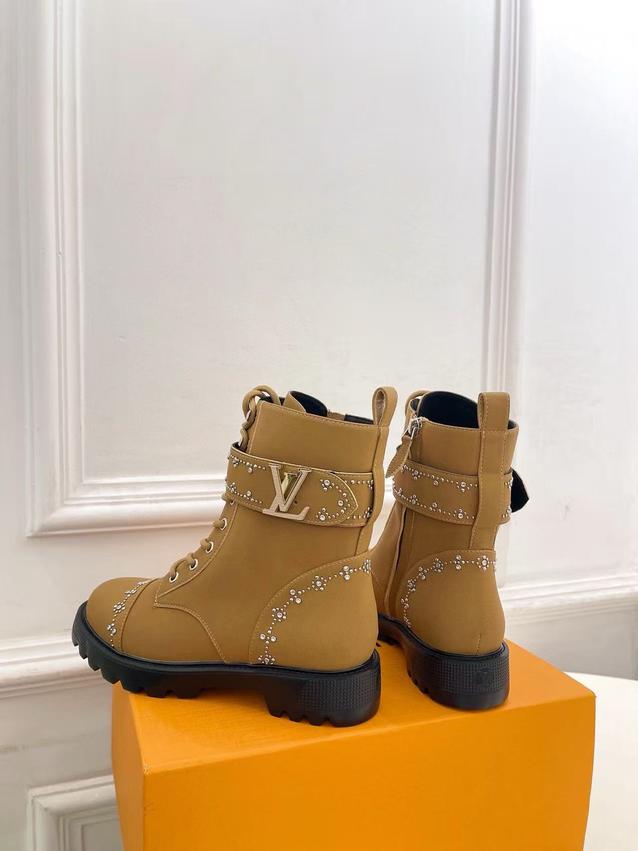 LVの高品質ラインストーンスタッズ付きマーティンブーツ【50％割引+送料無料】