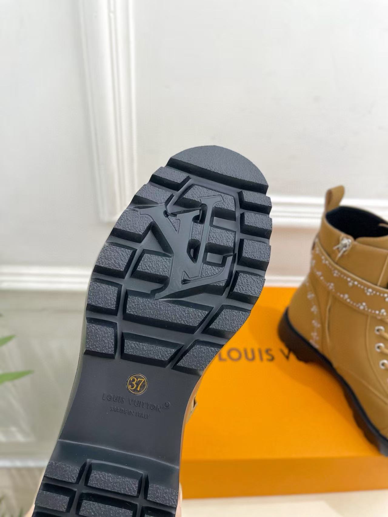 LVの高品質ラインストーンスタッズ付きマーティンブーツ【50％割引+送料無料】