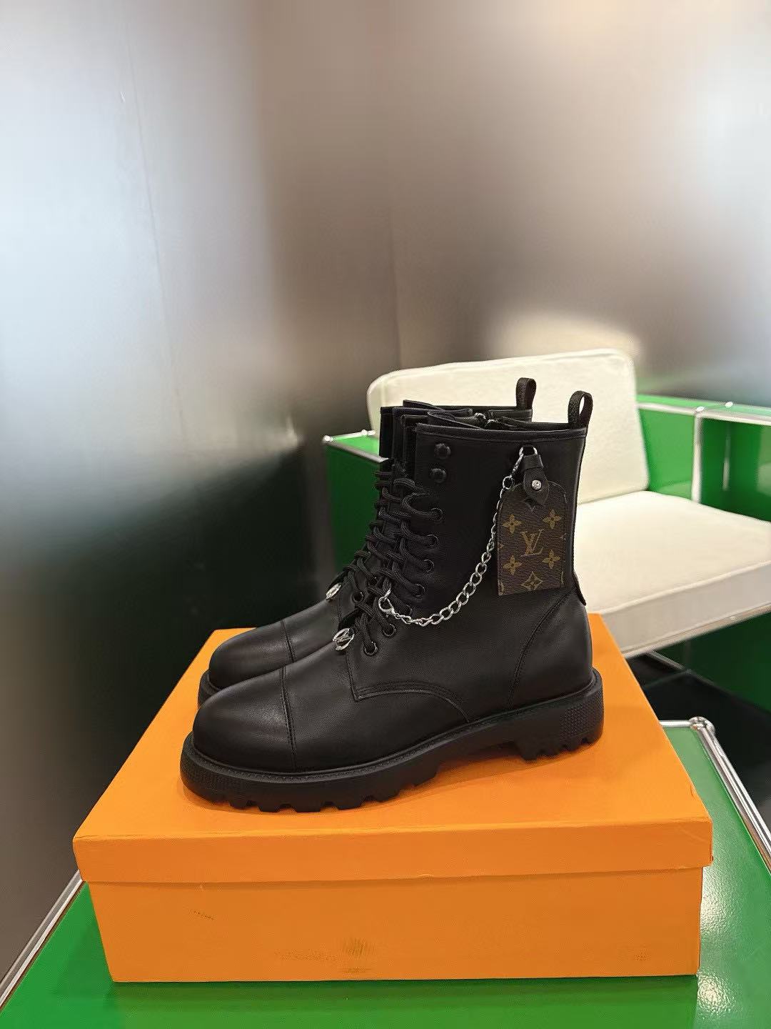 LVの高品質牛革チェーンアンクルブーツ【50％割引+送料無料】