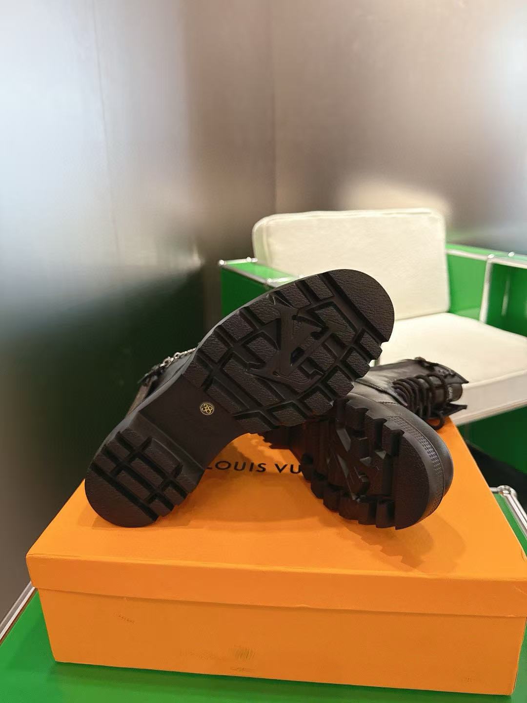 LVの高品質牛革チェーンアンクルブーツ【50％割引+送料無料】