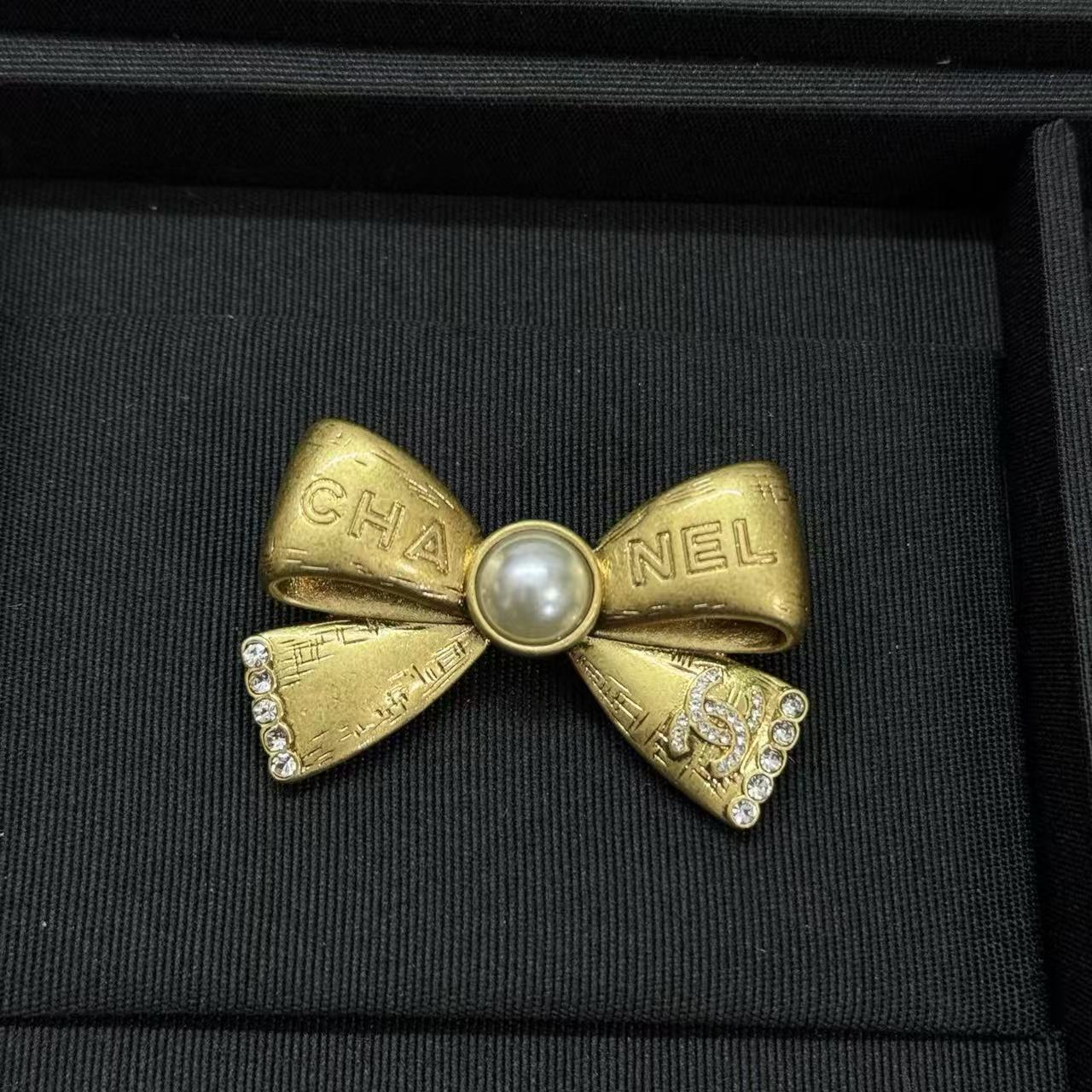 CHANE1ダブルCボウパールブローチ【50％割引+送料無料】