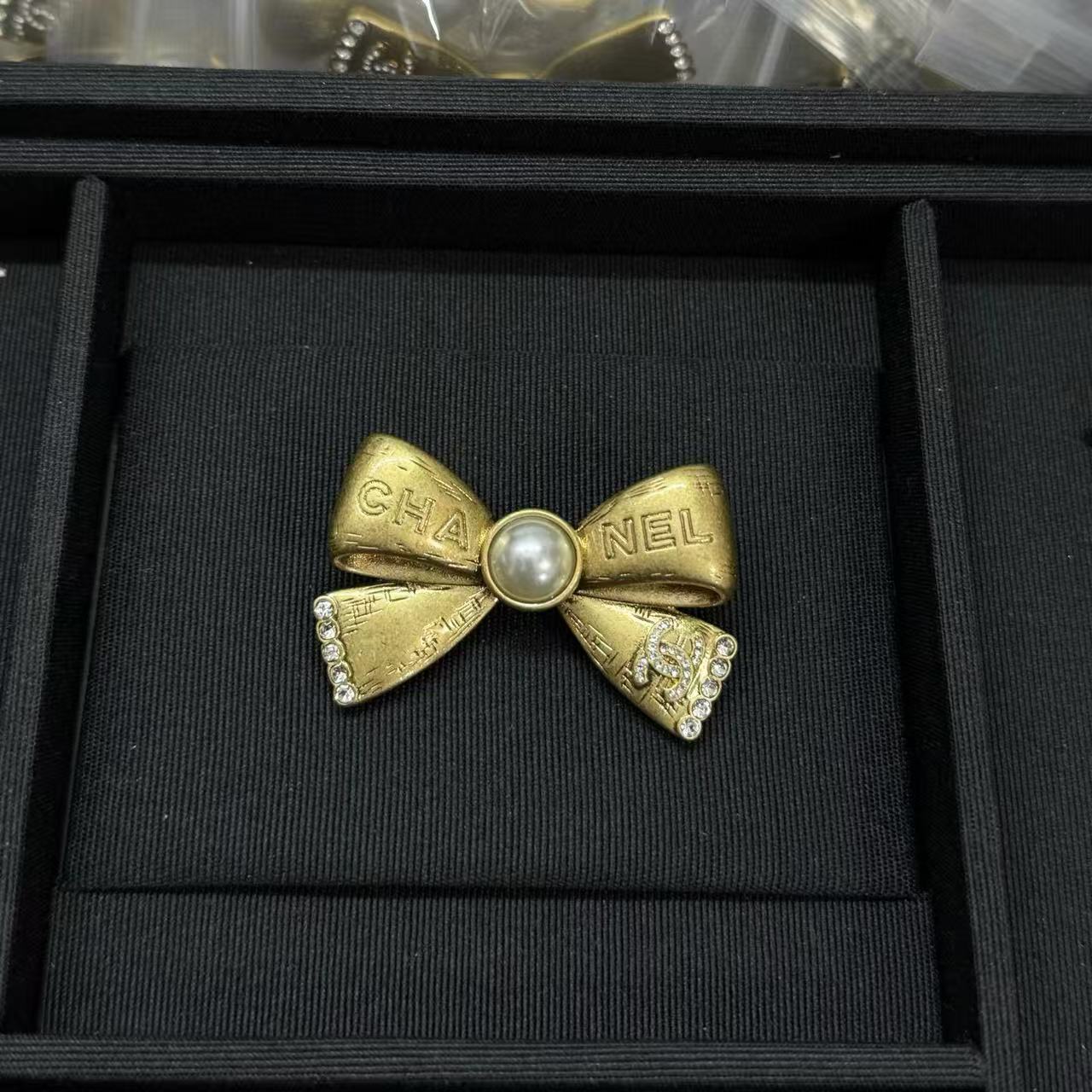 CHANE1ダブルCボウパールブローチ【50％割引+送料無料】