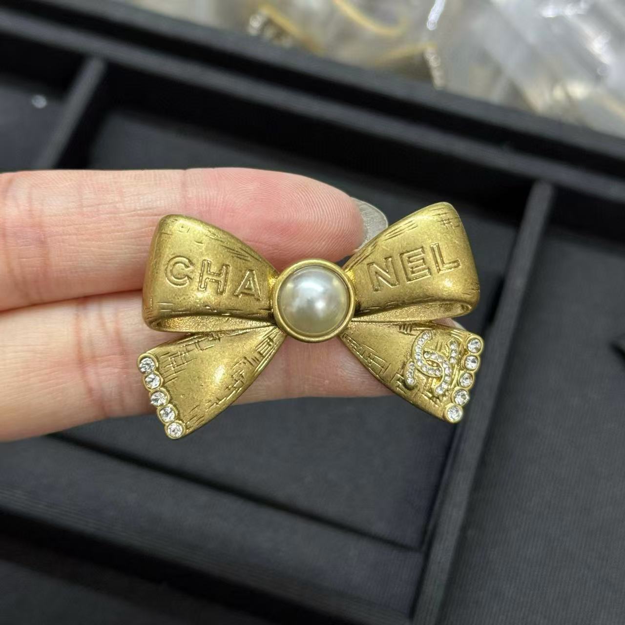 CHANE1ダブルCボウパールブローチ【50％割引+送料無料】