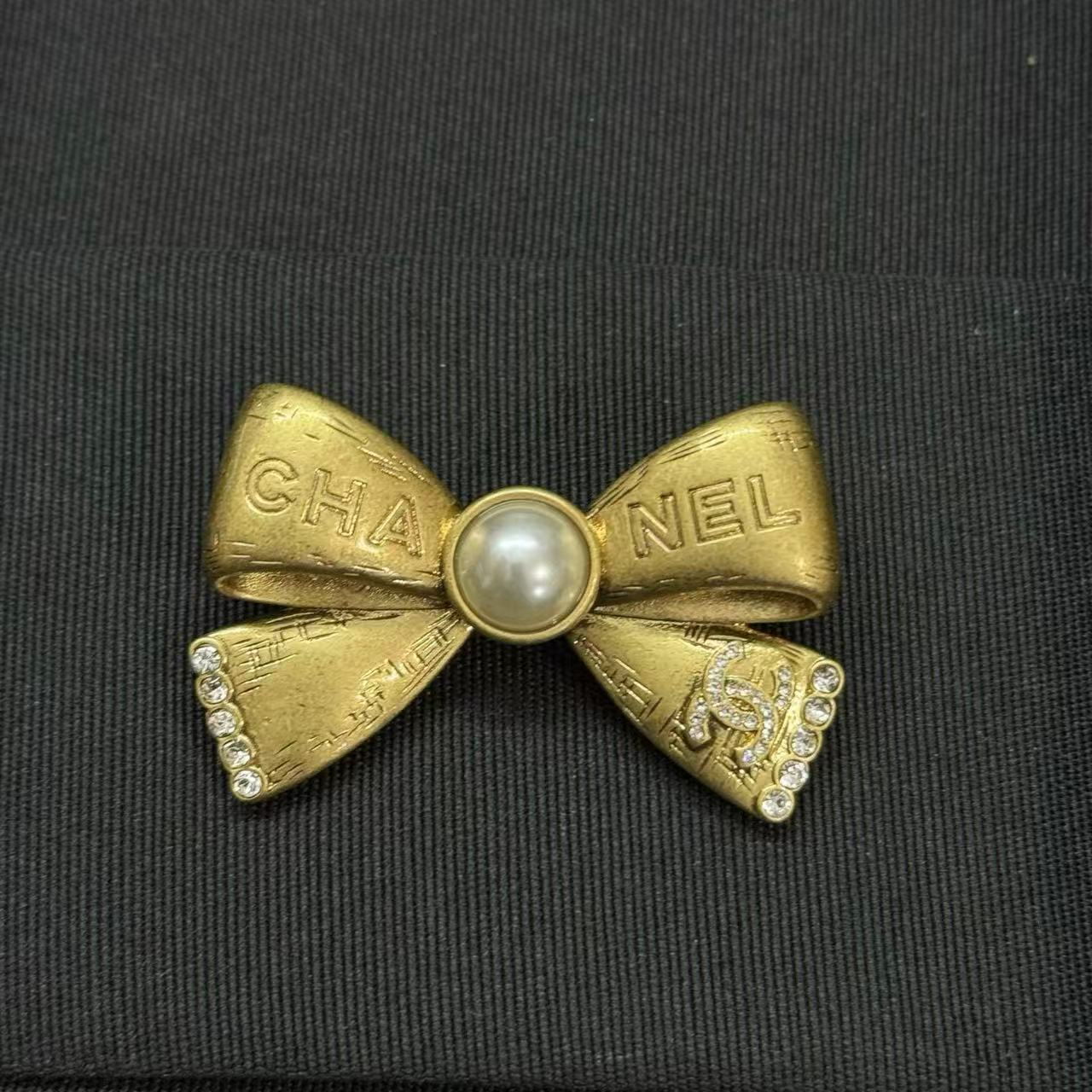 CHANE1ダブルCボウパールブローチ【50％割引+送料無料】