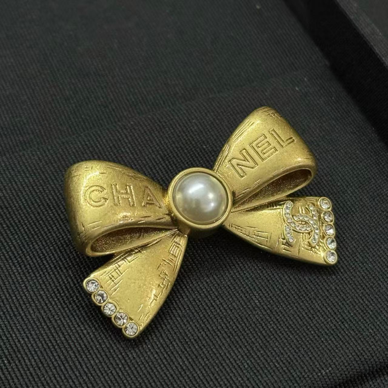 CHANE1ダブルCボウパールブローチ【50％割引+送料無料】
