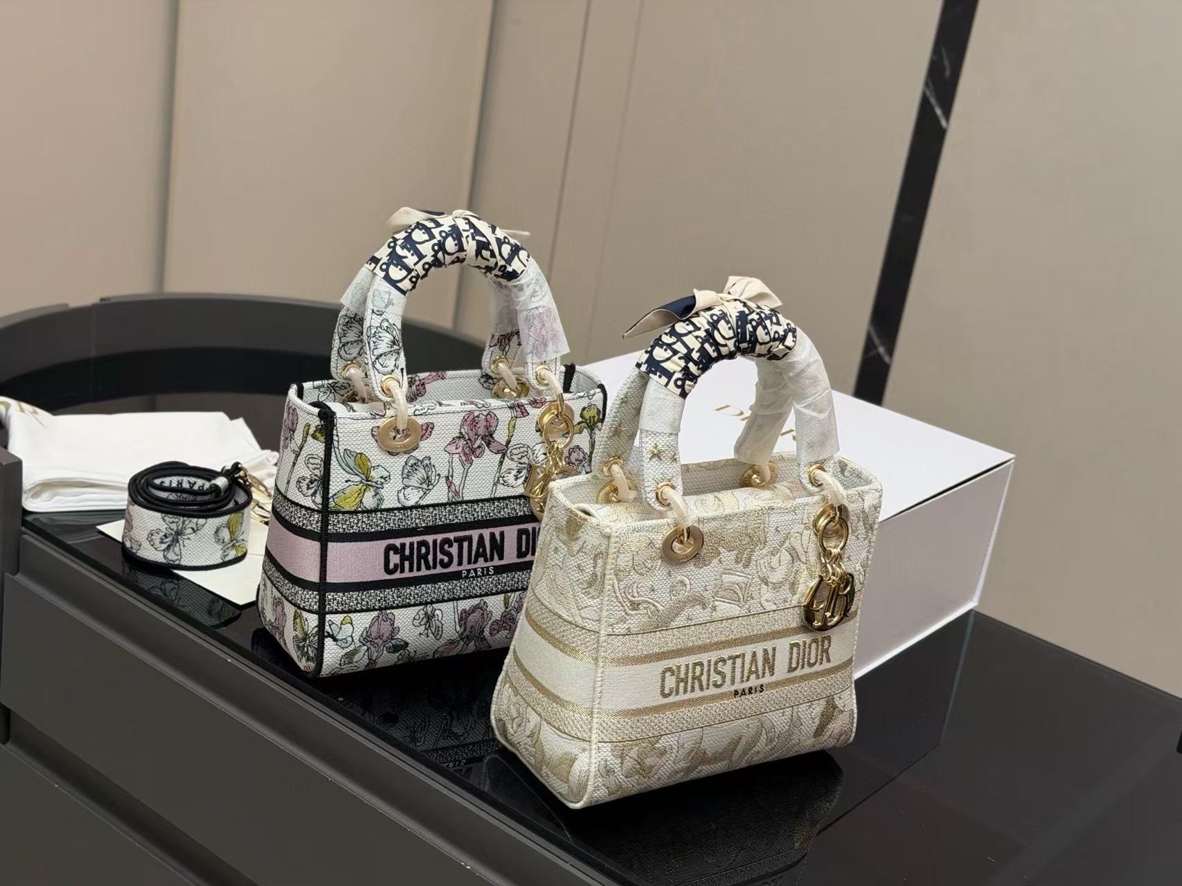 DIOR 刺繍プリント ハンドバッグ【50％割引+送料無料】