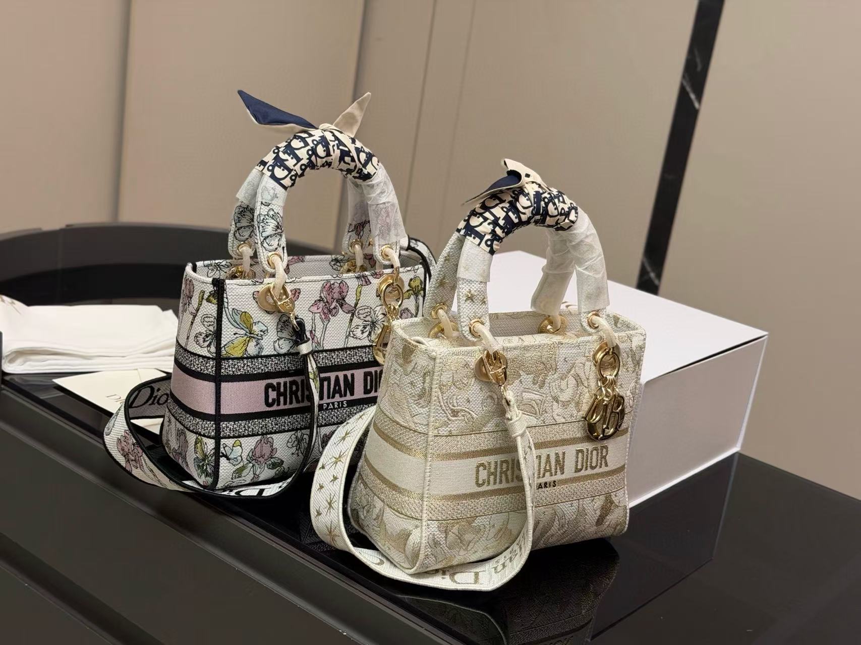 DIOR 刺繍プリント ハンドバッグ【50％割引+送料無料】