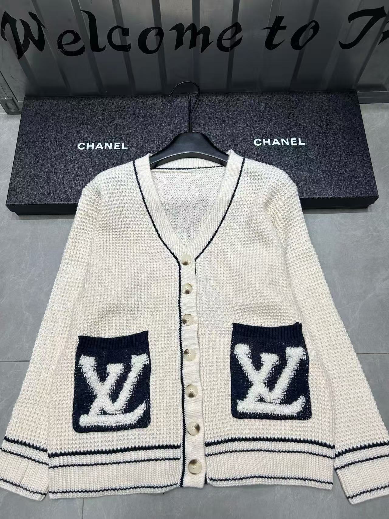 LVフロックレターポケットウールカーディガン【50％割引+送料無料】