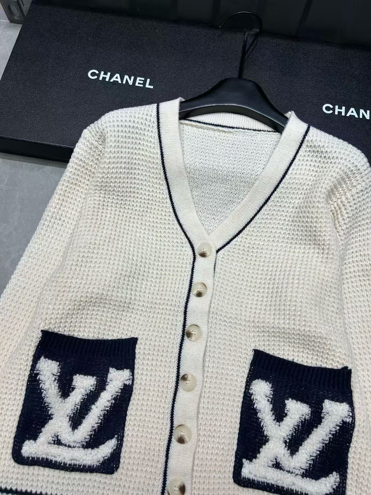 LVフロックレターポケットウールカーディガン【50％割引+送料無料】