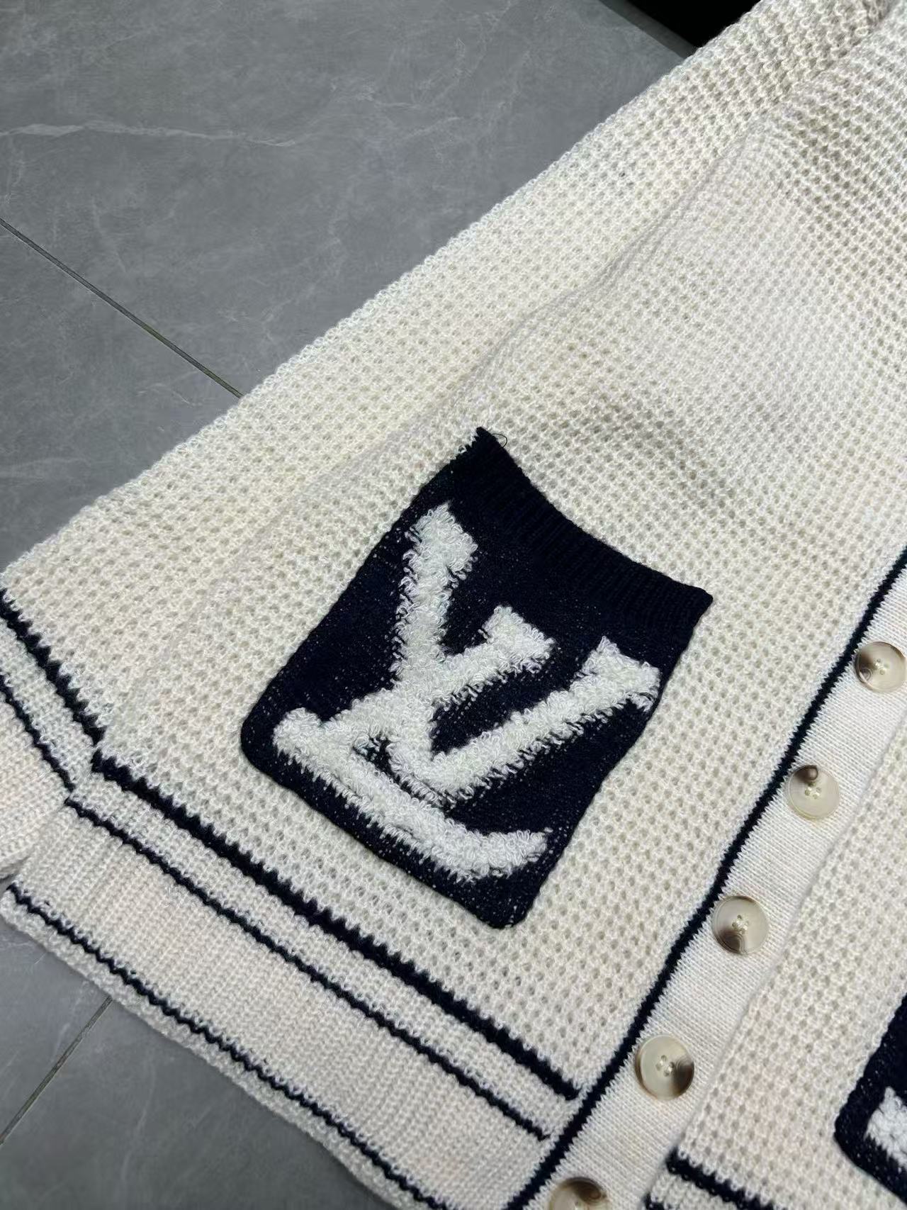 LVフロックレターポケットウールカーディガン【50％割引+送料無料】