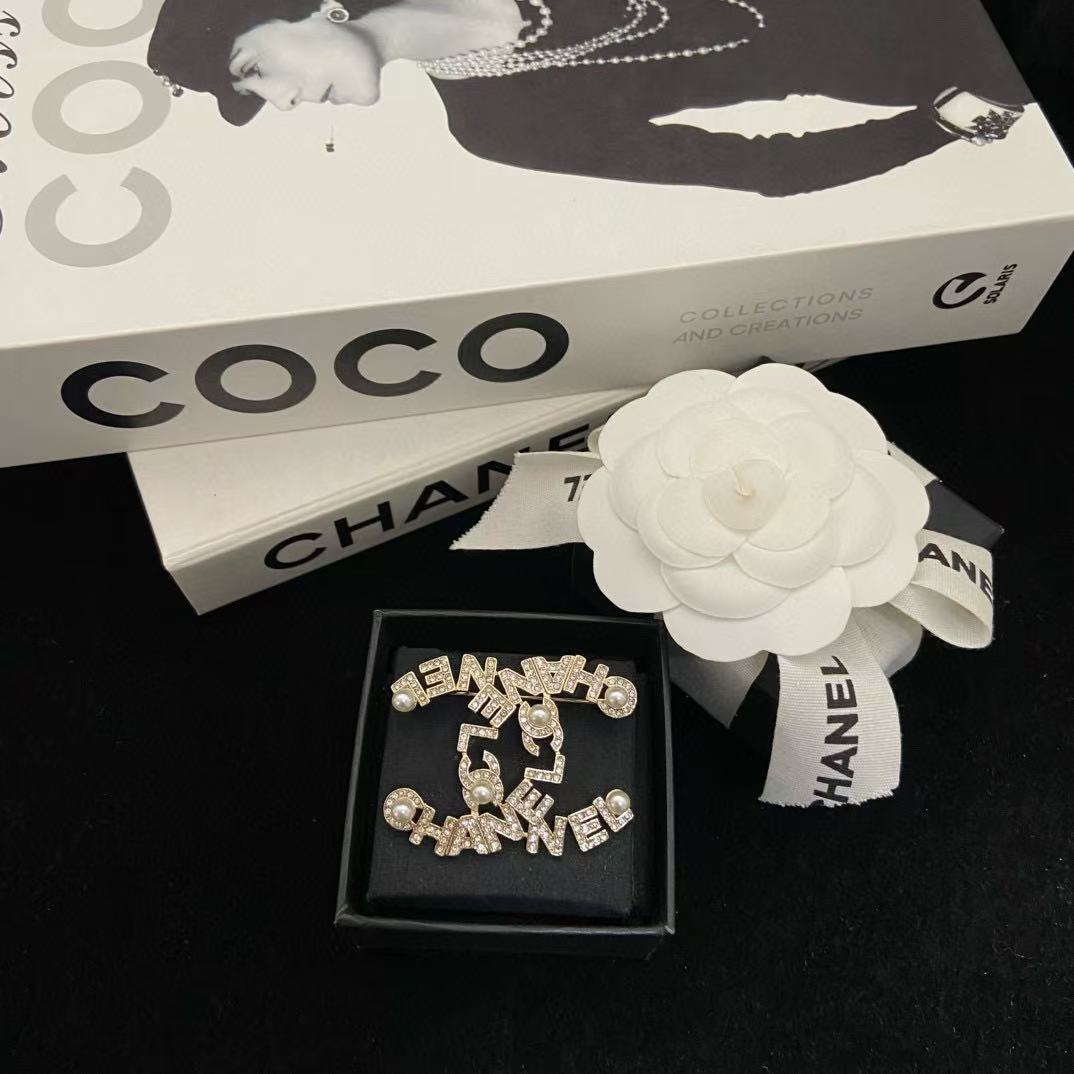 CHANE1 ダブルC パールレターブローチ【50％割引+送料無料】