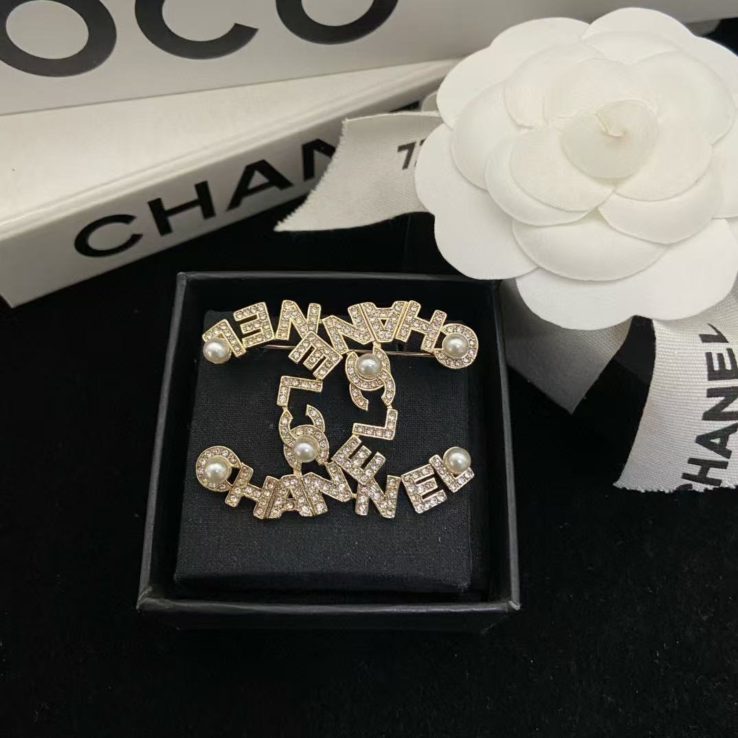 CHANE1 ダブルC パールレターブローチ【50％割引+送料無料】