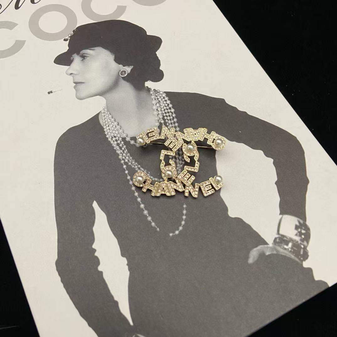 CHANE1 ダブルC パールレターブローチ【50％割引+送料無料】