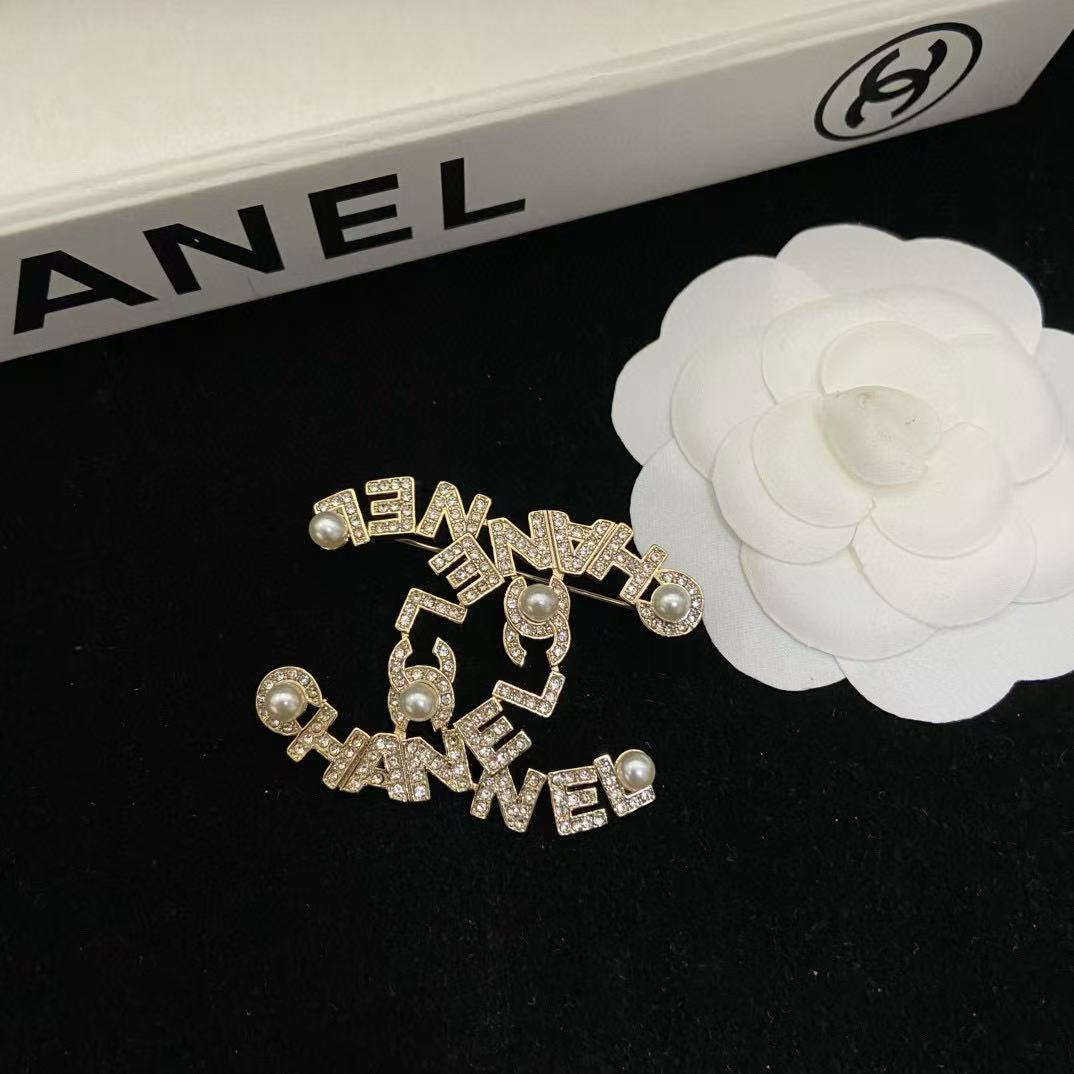 CHANE1 ダブルC パールレターブローチ【50％割引+送料無料】