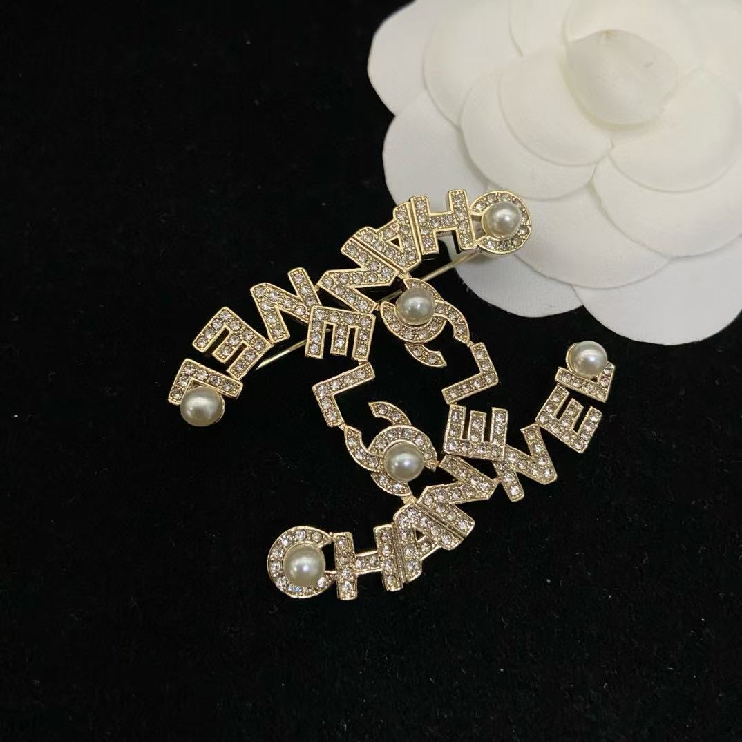 CHANE1 ダブルC パールレターブローチ【50％割引+送料無料】