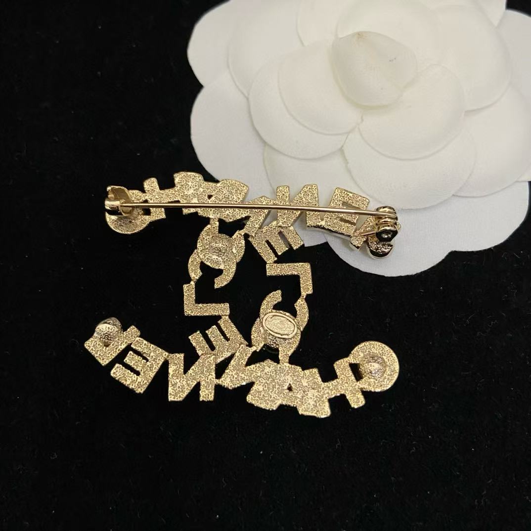 CHANE1 ダブルC パールレターブローチ【50％割引+送料無料】