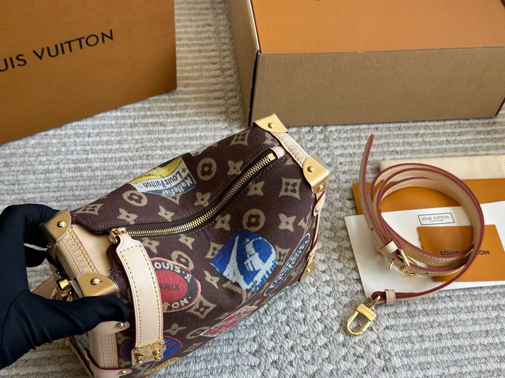 LVプリントのアンダーアームバッグ【50％割引+送料無料】