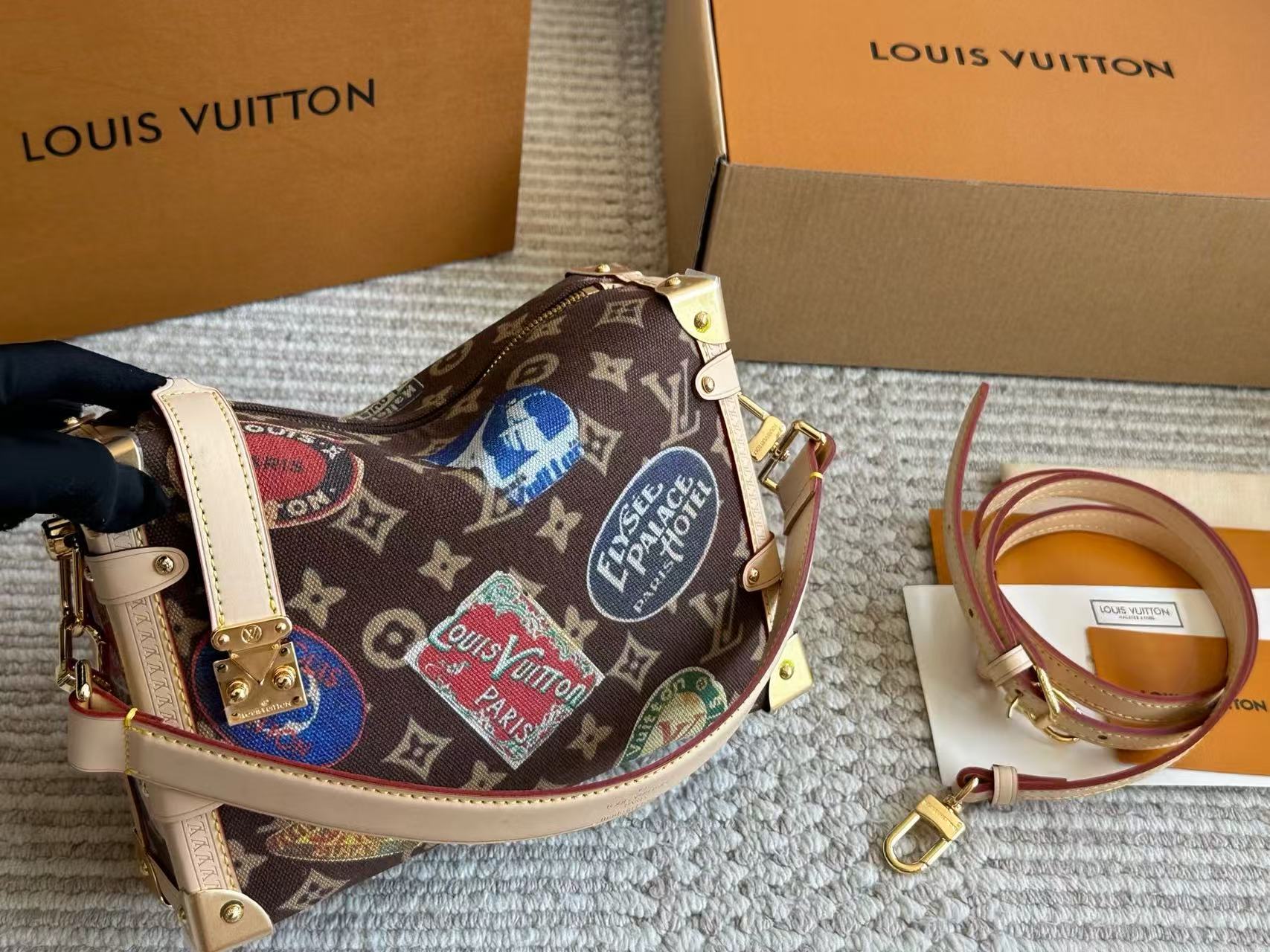 LVプリントのアンダーアームバッグ【50％割引+送料無料】