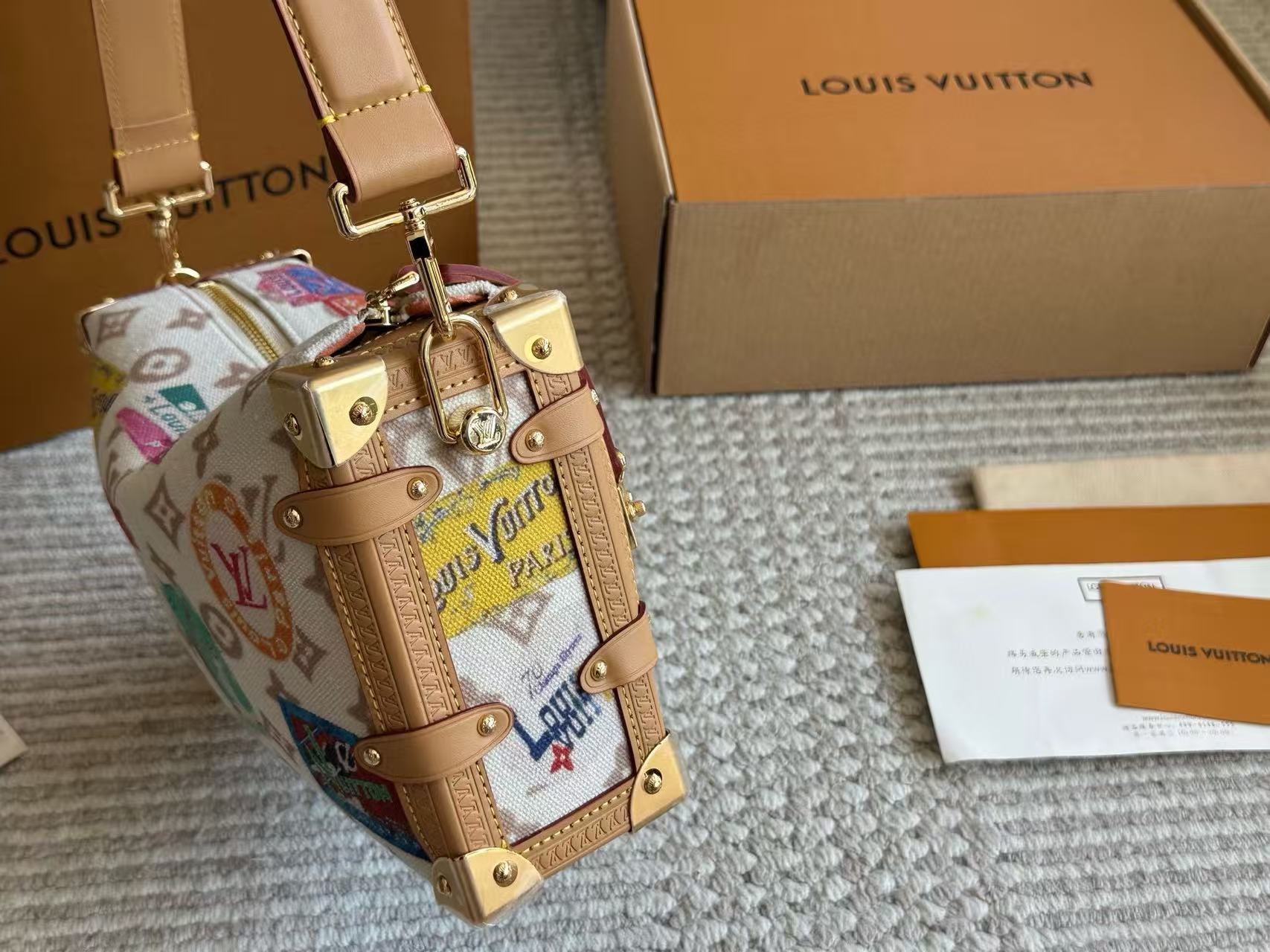 LVプリントのアンダーアームバッグ【50％割引+送料無料】