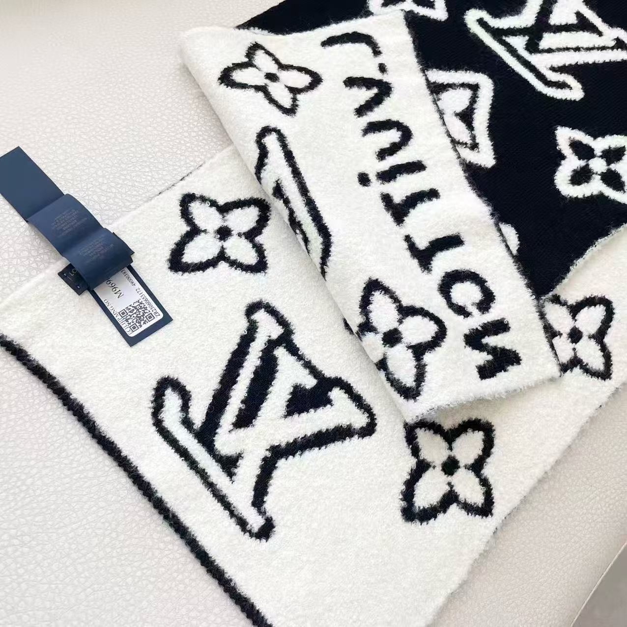 LV四つ葉のクローバースカーフ【50％割引+送料無料】