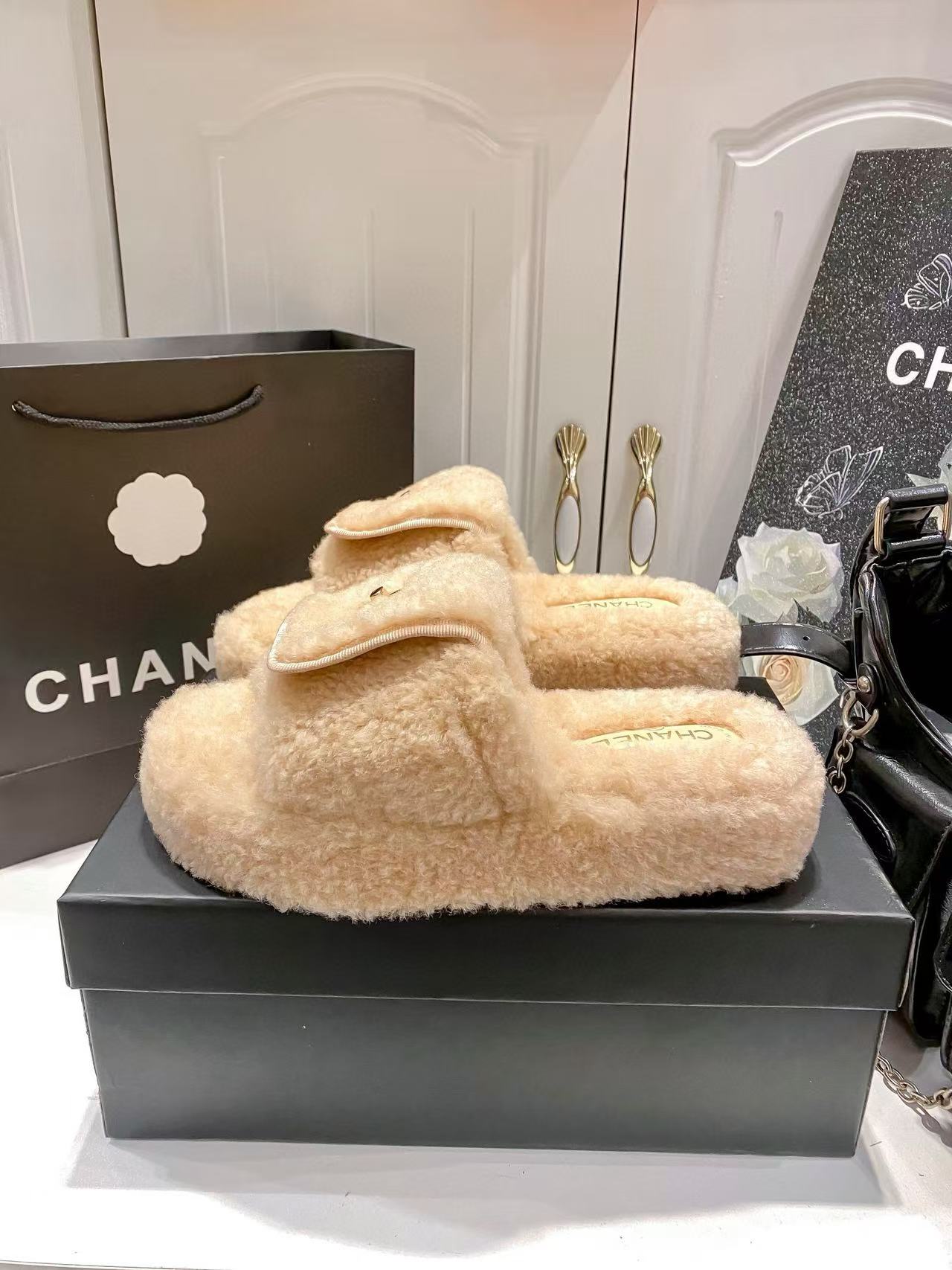 CHANE1ダブルCプラットフォームファジースリッパ【50％割引+送料無料】