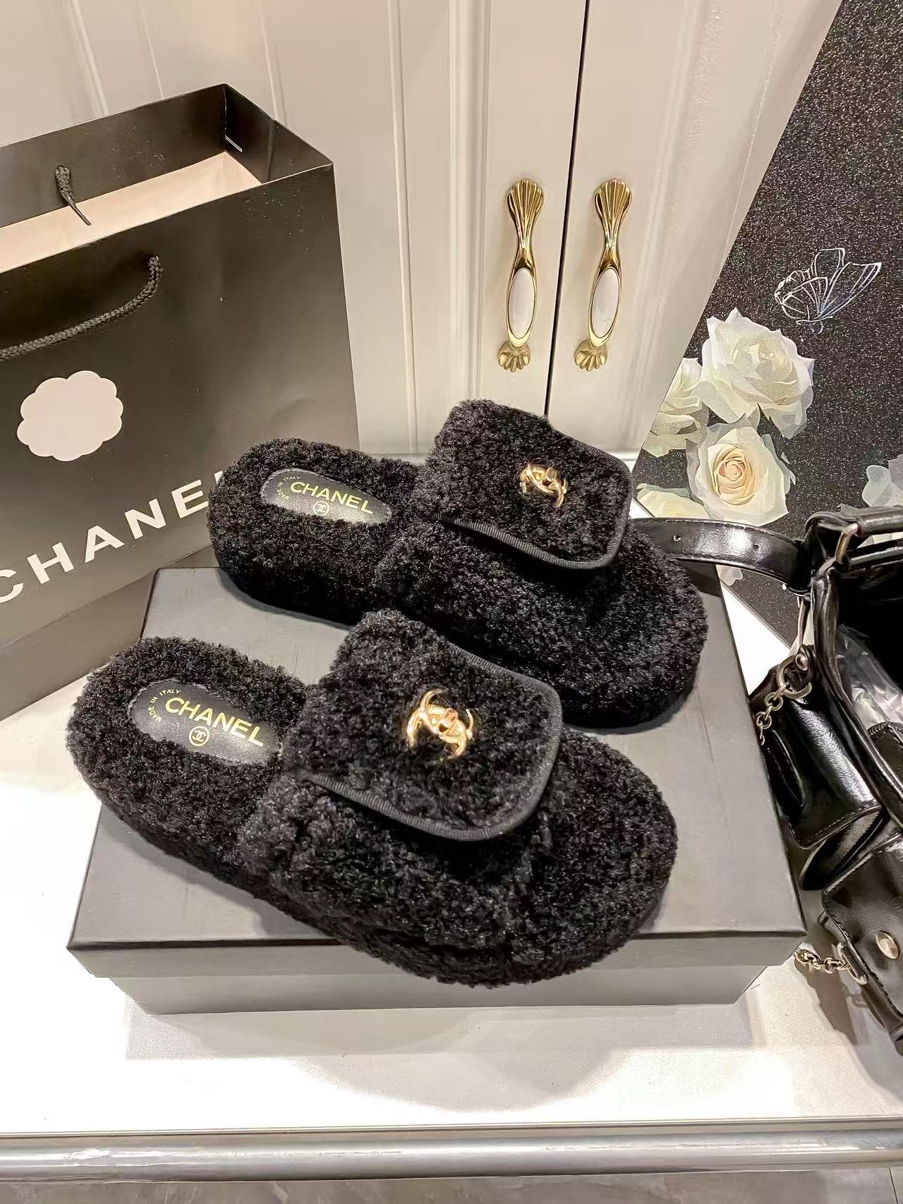 CHANE1ダブルCプラットフォームファジースリッパ【50％割引+送料無料】