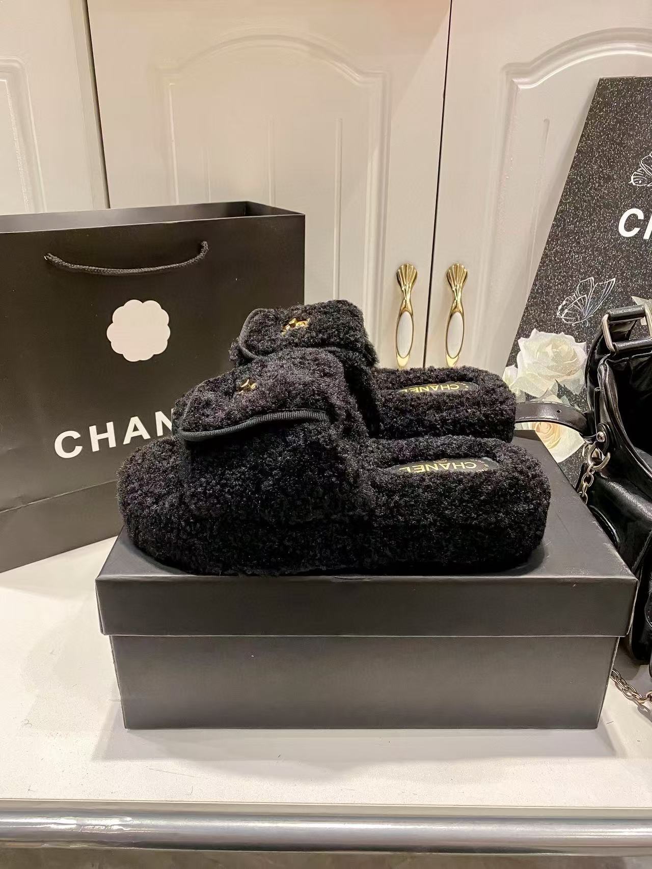 CHANE1ダブルCプラットフォームファジースリッパ【50％割引+送料無料】