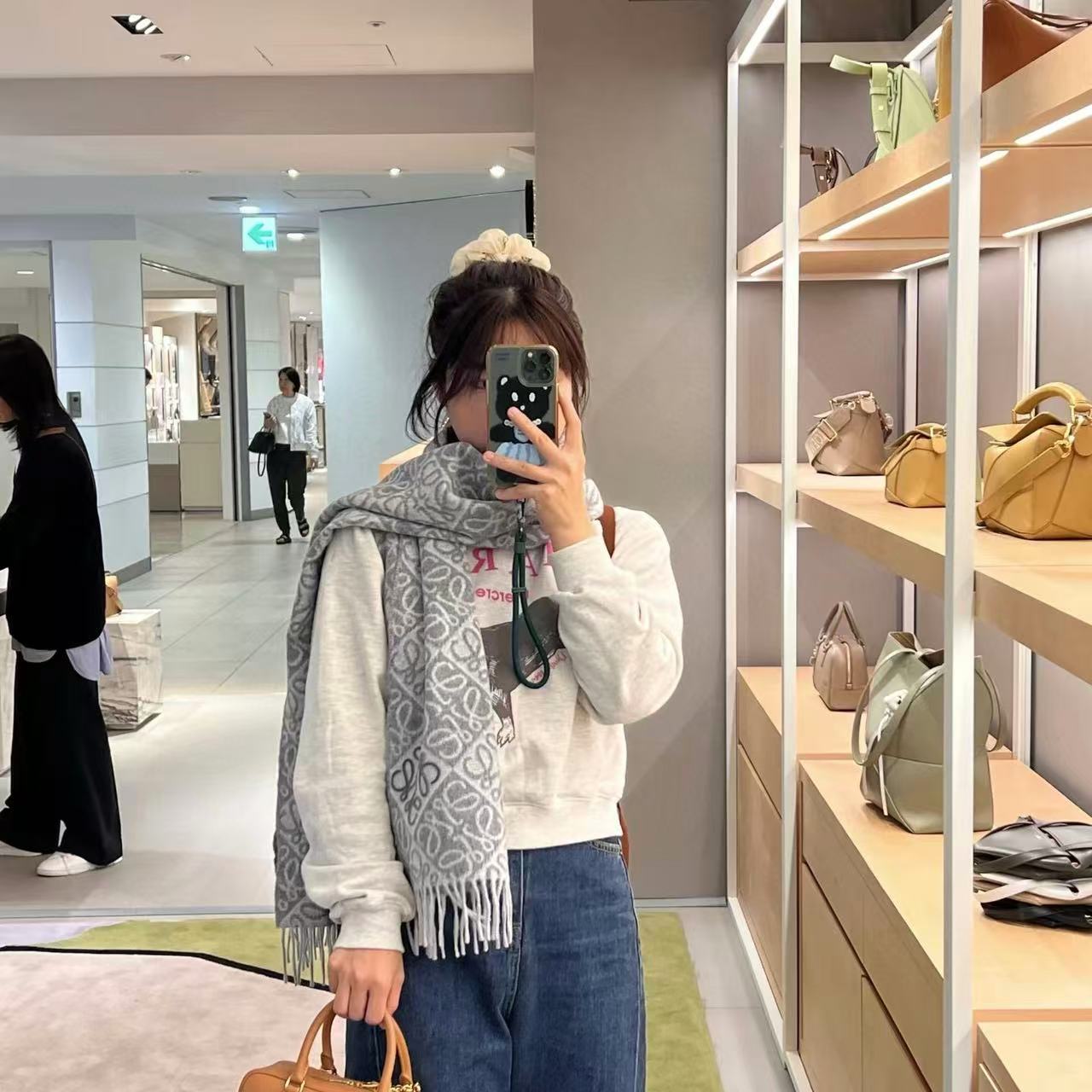 L0WEW 刺繍ロゴタッセルカシミアスカーフ【50％割引+送料無料】