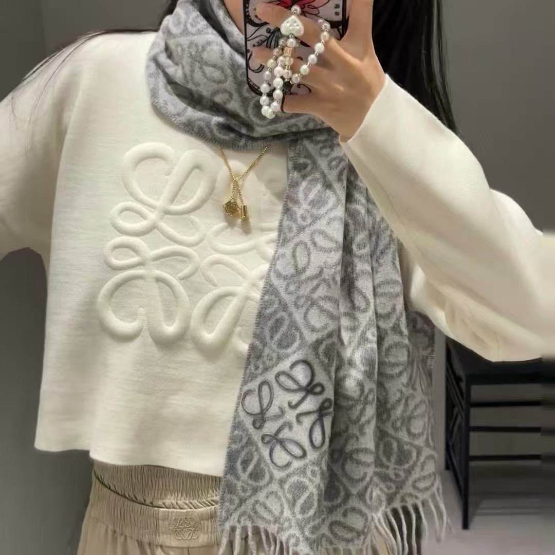 L0WEW 刺繍ロゴタッセルカシミアスカーフ【50％割引+送料無料】