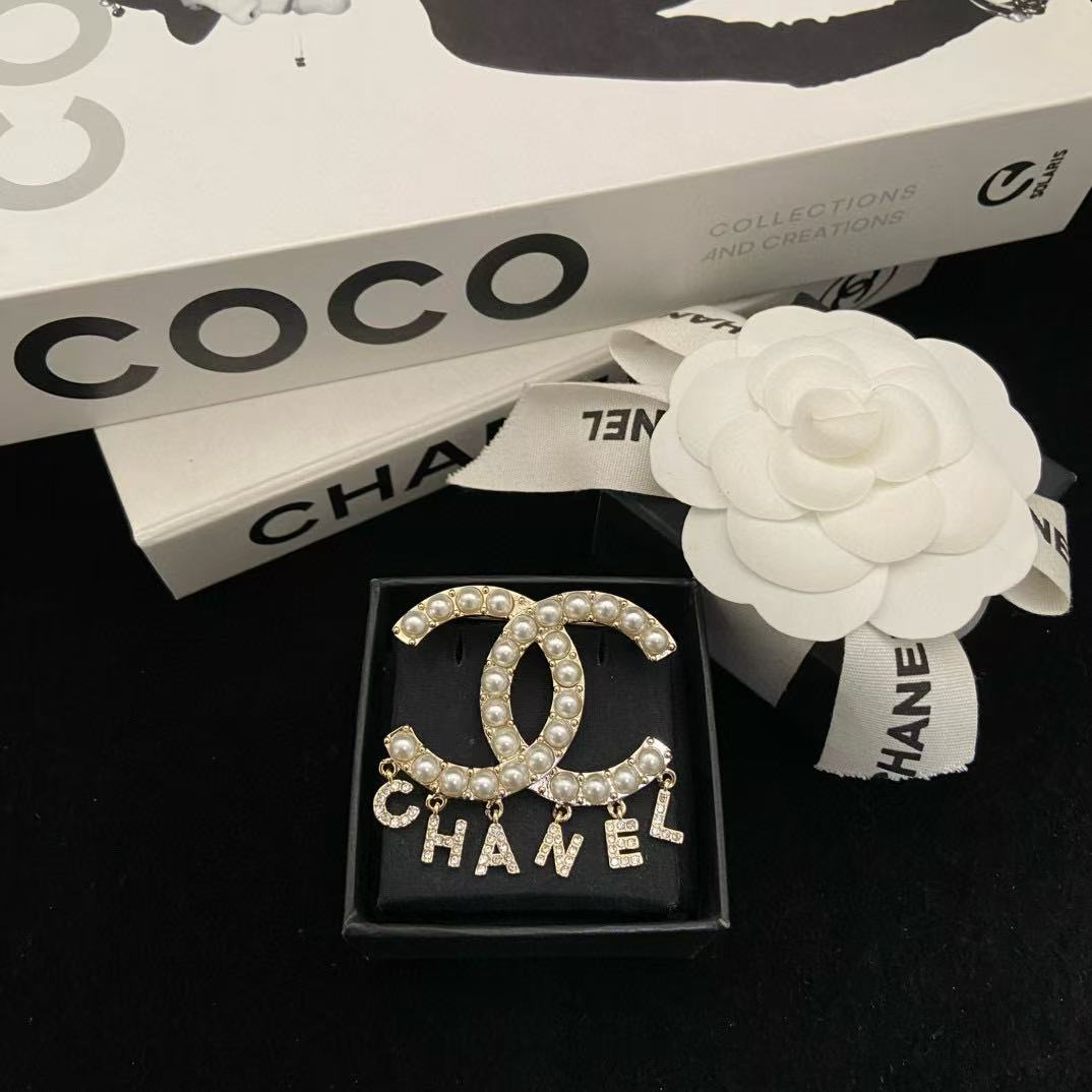 CHANE1 パールレタータッセルブローチ【50％割引+送料無料】