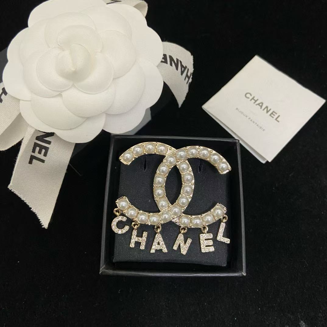 CHANE1 パールレタータッセルブローチ【50％割引+送料無料】