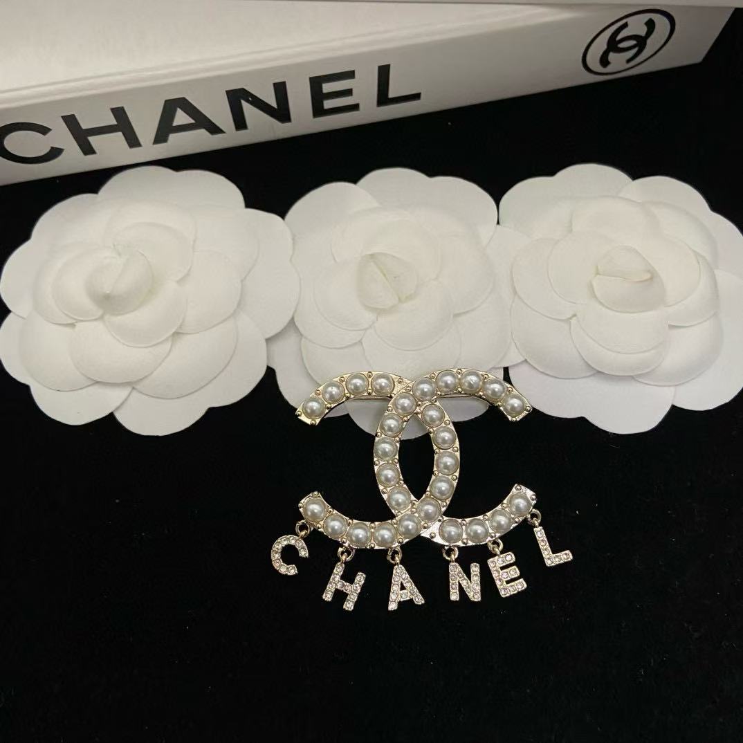 CHANE1 パールレタータッセルブローチ【50％割引+送料無料】