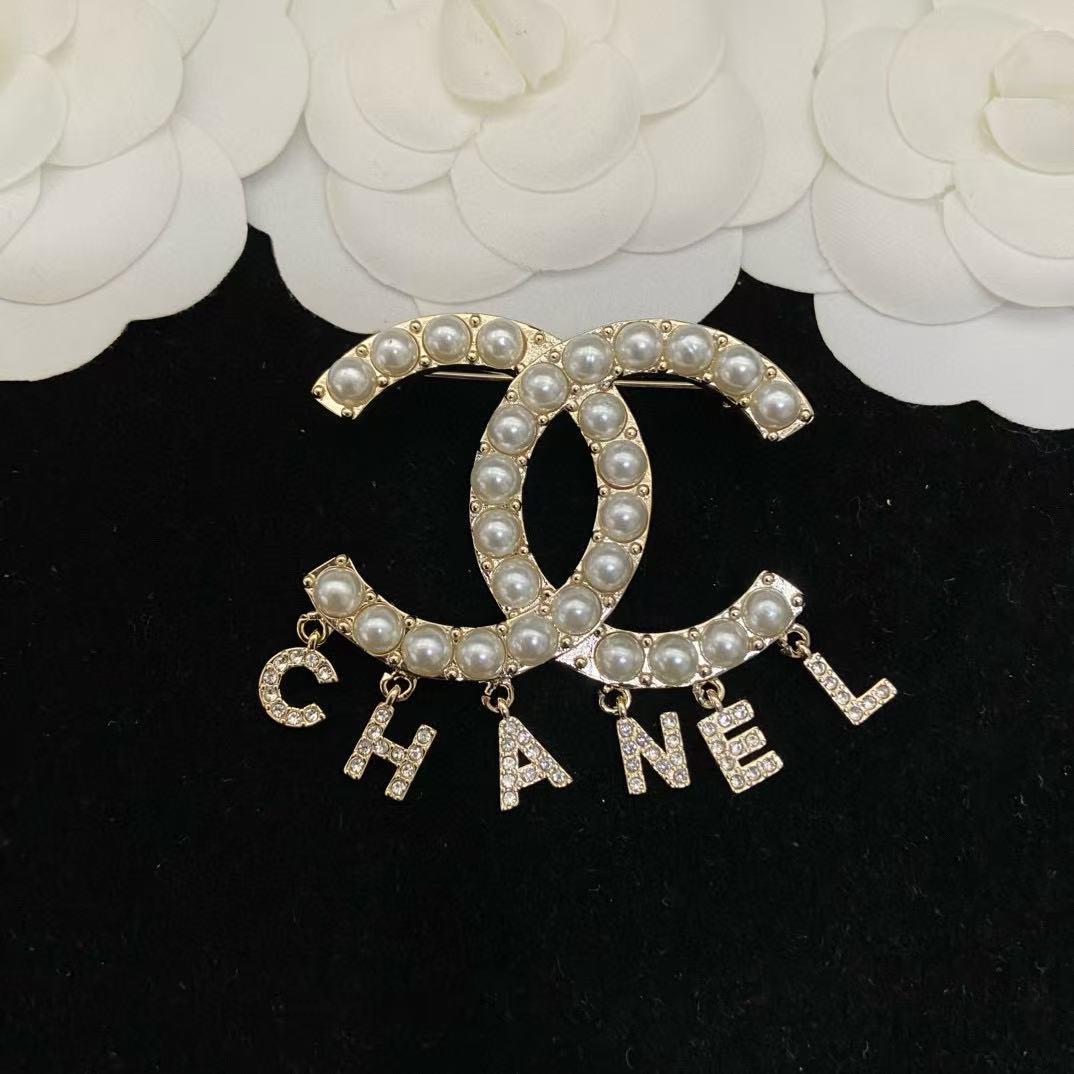 CHANE1 パールレタータッセルブローチ【50％割引+送料無料】