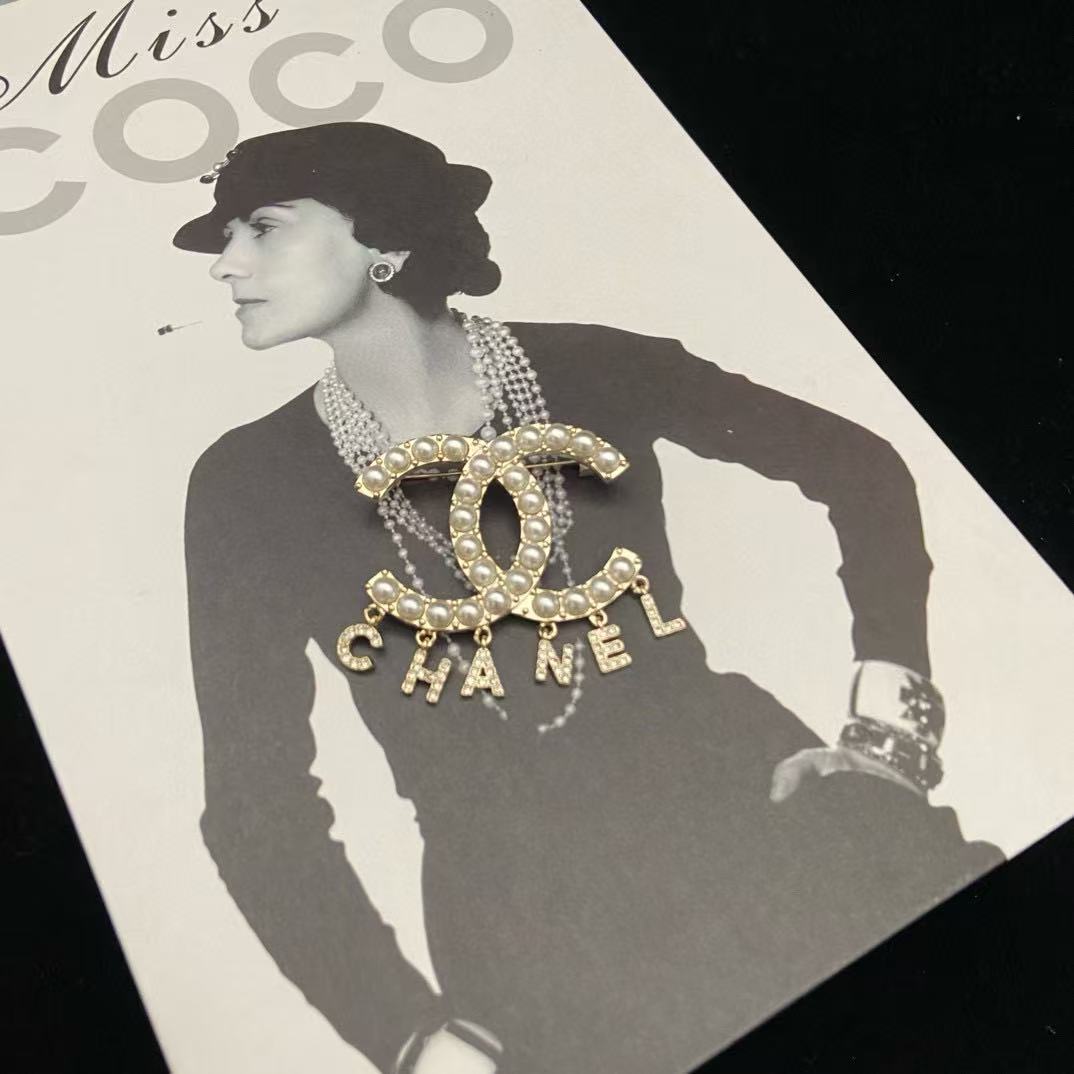 CHANE1 パールレタータッセルブローチ【50％割引+送料無料】