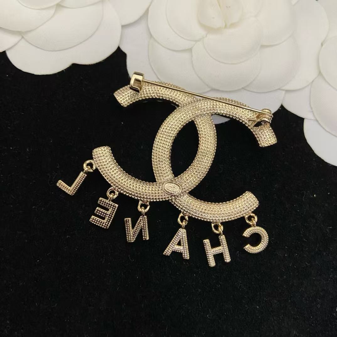 CHANE1 パールレタータッセルブローチ【50％割引+送料無料】