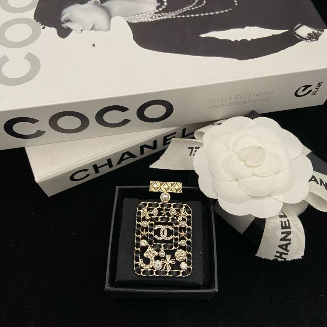 CHANE1ダブルCの香水瓶とレザーブローチ【50％割引+送料無料】
