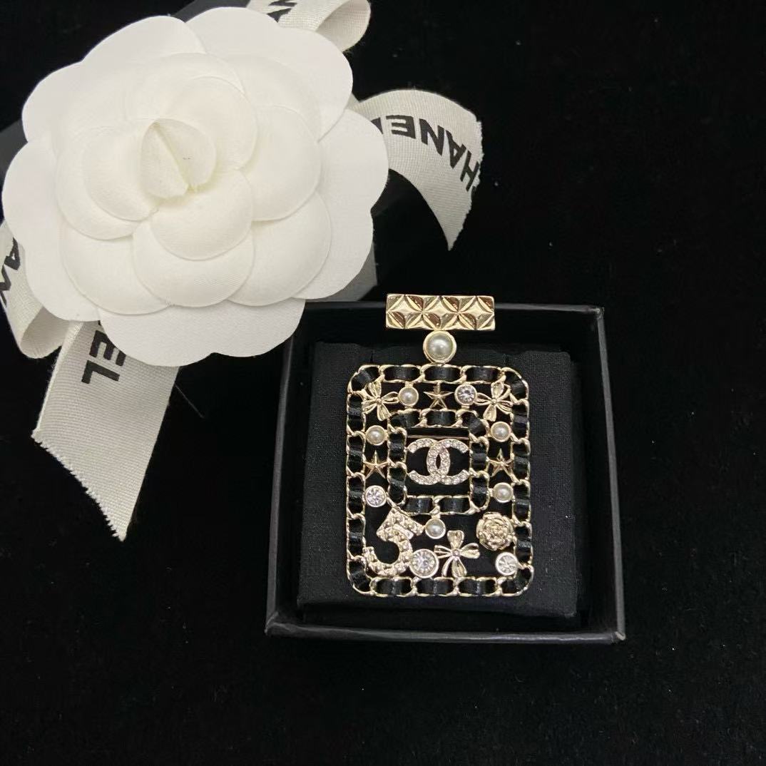 CHANE1ダブルCの香水瓶とレザーブローチ【50％割引+送料無料】